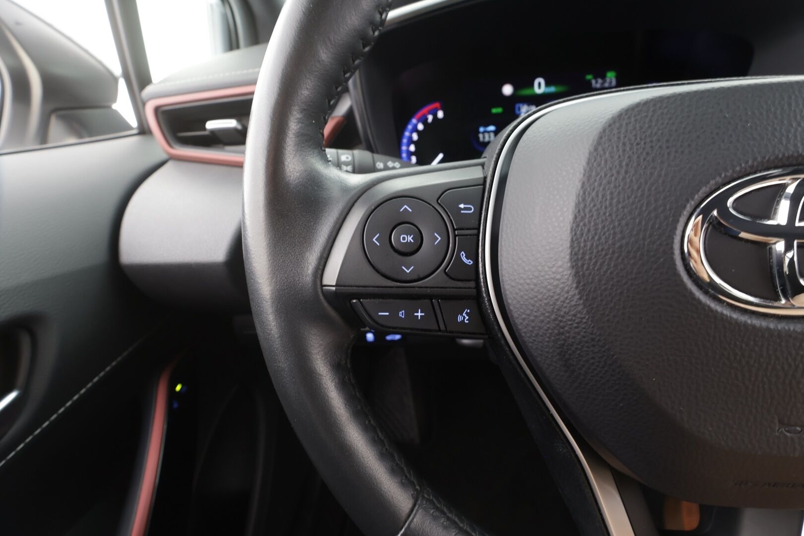 Toyota Corolla 2023 Touring Sports 2,0 Hybrid Premium Business - | ACC | HUD | JBL | Nahat | AHS-LED | LTA | BSM | Navi | Keyless | P.kamera | Sähk. takaluukku | 1-om suomiauto | Merkkihuollot | 