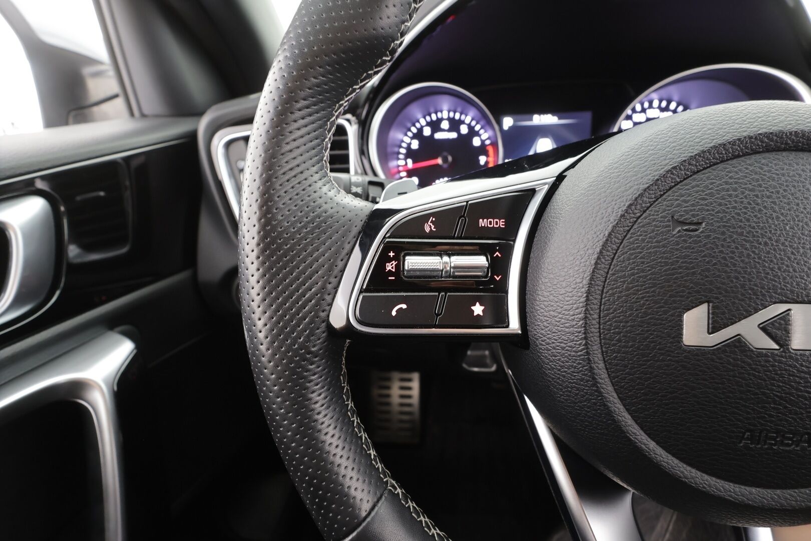 Kia ProCeed 2024 1,5 T-GDI 160hv GT-Line DCT - | ACC | Puolinahat | Navi | P.kamera | Apple & Android | Lane-assist | Lämm. ohjauspyörä | Kahdet renkaat aluvantein |