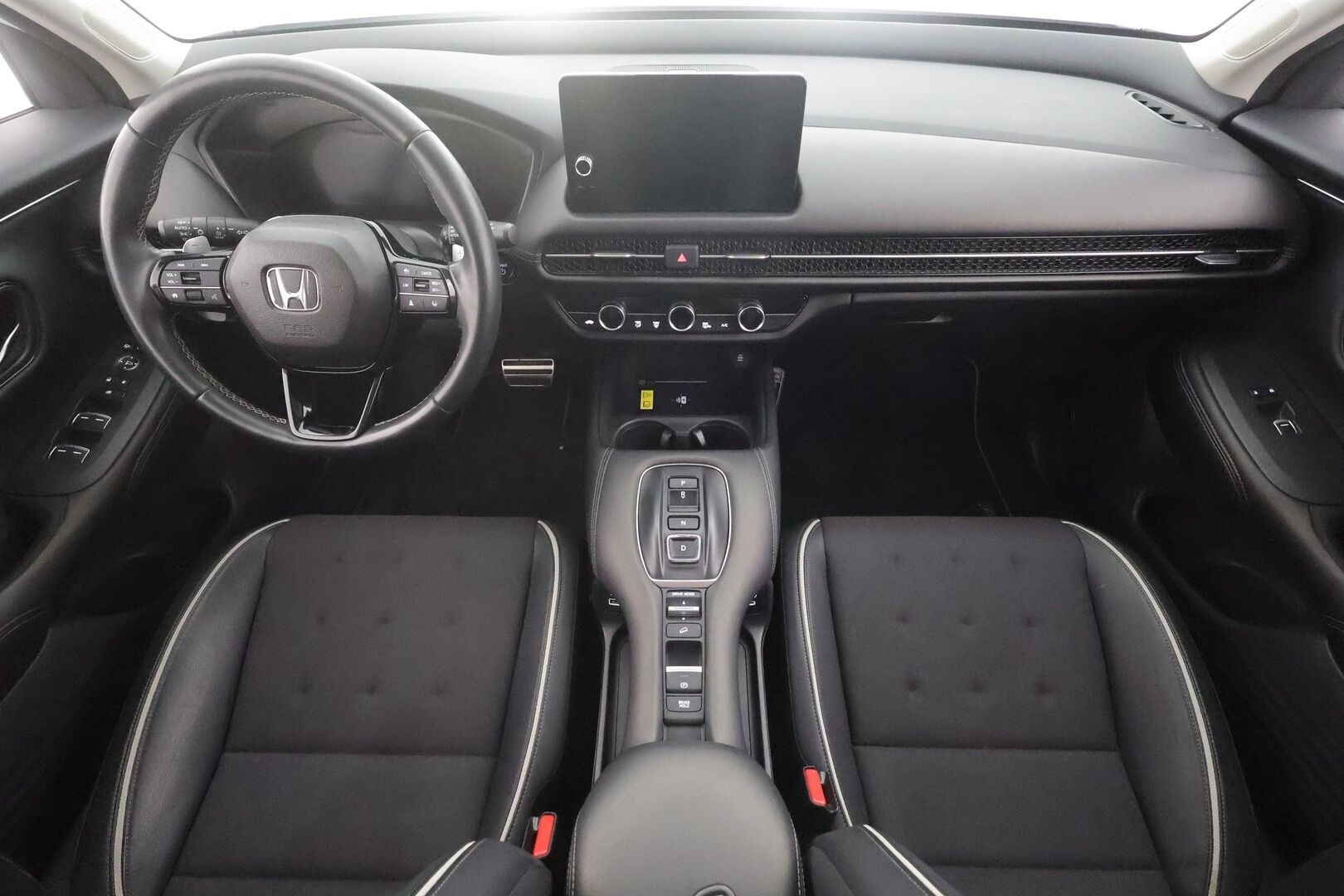 Honda ZR-V 2023 Hybrid Sport - | ACC | Koukku | Sähköpenkit | Puolinahat | P.kamera | Sähk. takaluukku | Lohko + sisälämmitin | 2x renkaat aluin | Merkkihuollot |