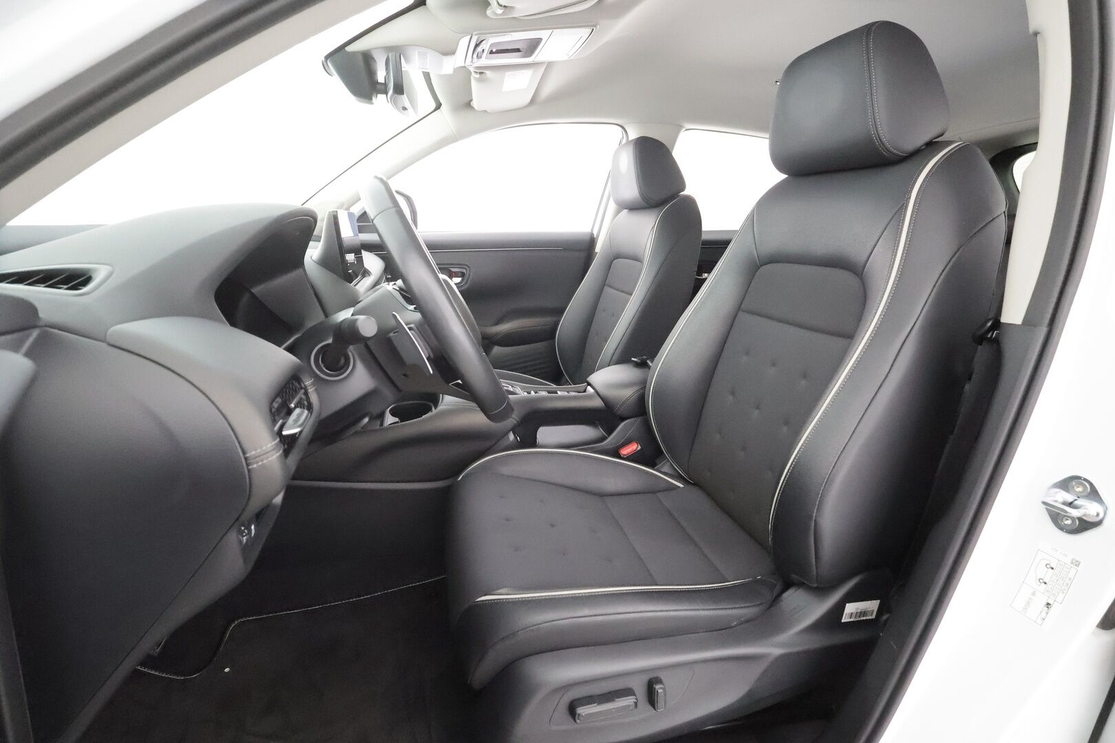 Honda ZR-V 2023 Hybrid Sport - | ACC | Koukku | Sähköpenkit | Puolinahat | P.kamera | Sähk. takaluukku | Lohko + sisälämmitin | 2x renkaat aluin | Merkkihuollot |