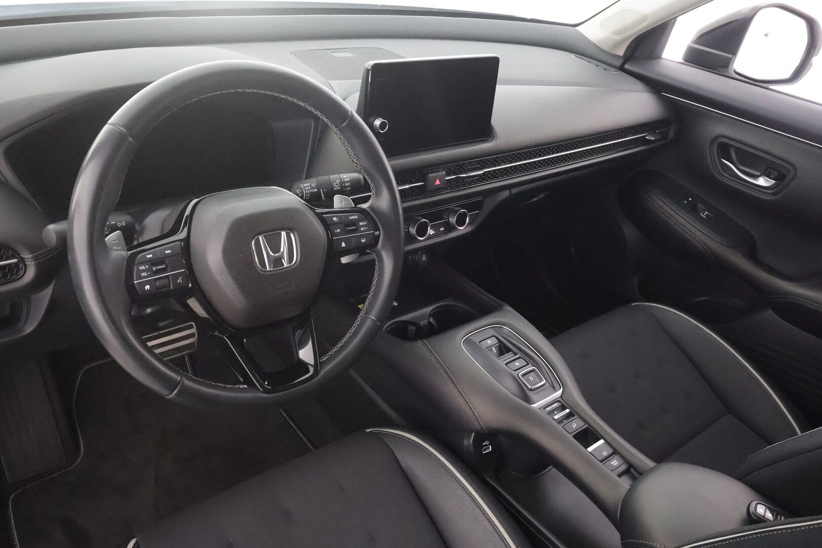 Honda ZR-V 2023 Hybrid Sport - | ACC | Koukku | Sähköpenkit | Puolinahat | P.kamera | Sähk. takaluukku | Lohko + sisälämmitin | 2x renkaat aluin | Merkkihuollot |