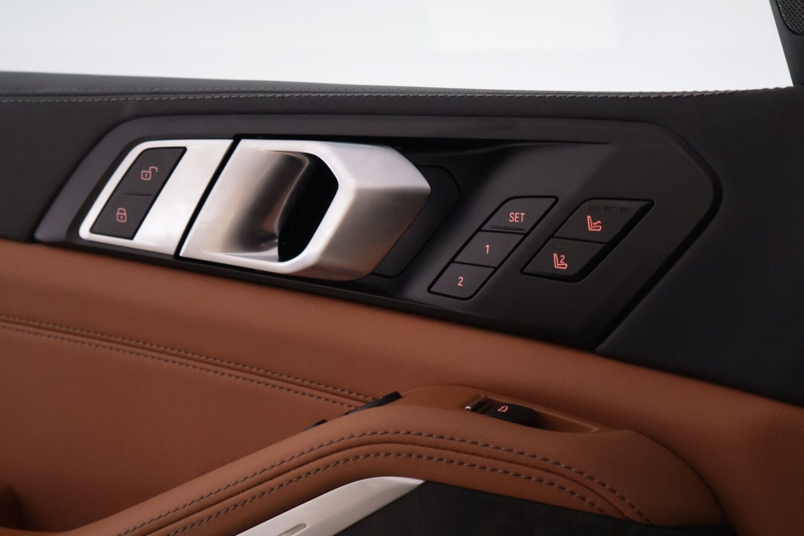 BMW X5 2024 G05 xDrive50e A Charged Edition M Sport *Hierovat ja ilmastoidut Comfortpenkit / 360 / S-Koukku / H&K / Ilma-alusta* - HUD / ACC / Comfort Access / Ambient / Muistipenkit / Ratinlämmitin / Merkkihuollettu*