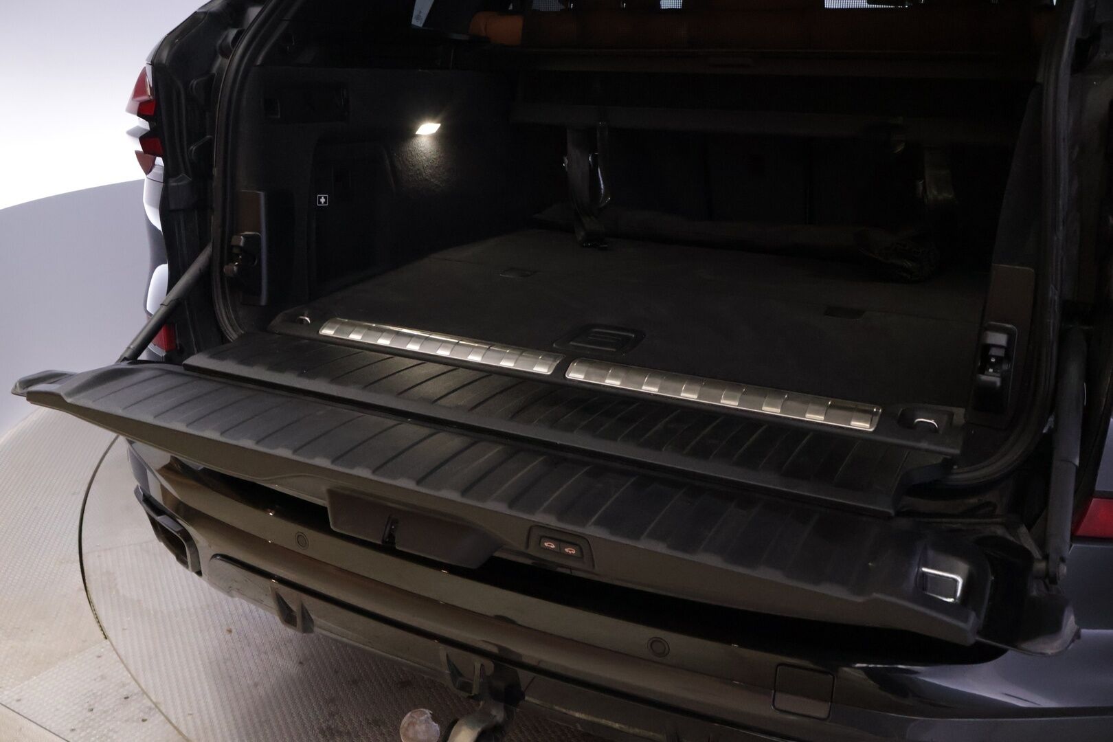 BMW X5 2024 G05 xDrive50e A Charged Edition M Sport *Hierovat ja ilmastoidut Comfortpenkit / 360 / S-Koukku / H&K / Ilma-alusta* - HUD / ACC / Comfort Access / Ambient / Muistipenkit / Ratinlämmitin / Merkkihuollettu* - HULLUT AVAJAISHULINAT KORKOTARJOUS 3,29 %