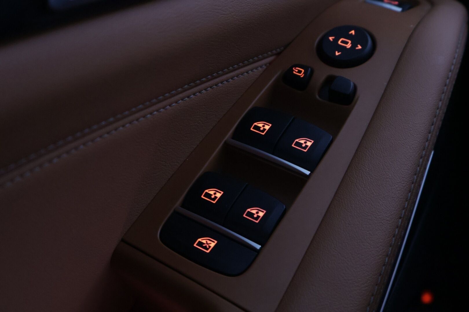 BMW X5 2024 G05 xDrive50e A Charged Edition M Sport *Hierovat ja ilmastoidut Comfortpenkit / 360 / S-Koukku / H&K / Ilma-alusta* - HUD / ACC / Comfort Access / Ambient / Muistipenkit / Ratinlämmitin / Merkkihuollettu*