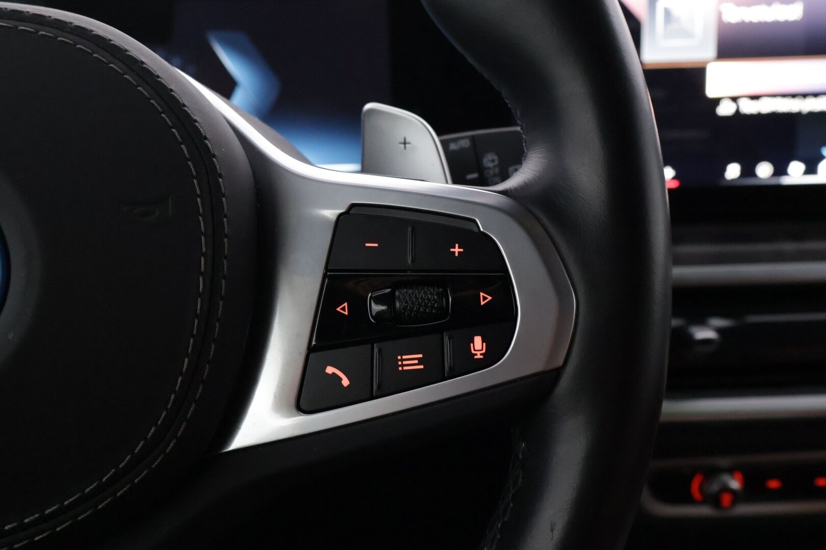 BMW X5 2024 G05 xDrive50e A Charged Edition M Sport *Hierovat ja ilmastoidut Comfortpenkit / 360 / S-Koukku / H&K / Ilma-alusta* - HUD / ACC / Comfort Access / Ambient / Muistipenkit / Ratinlämmitin / Merkkihuollettu*