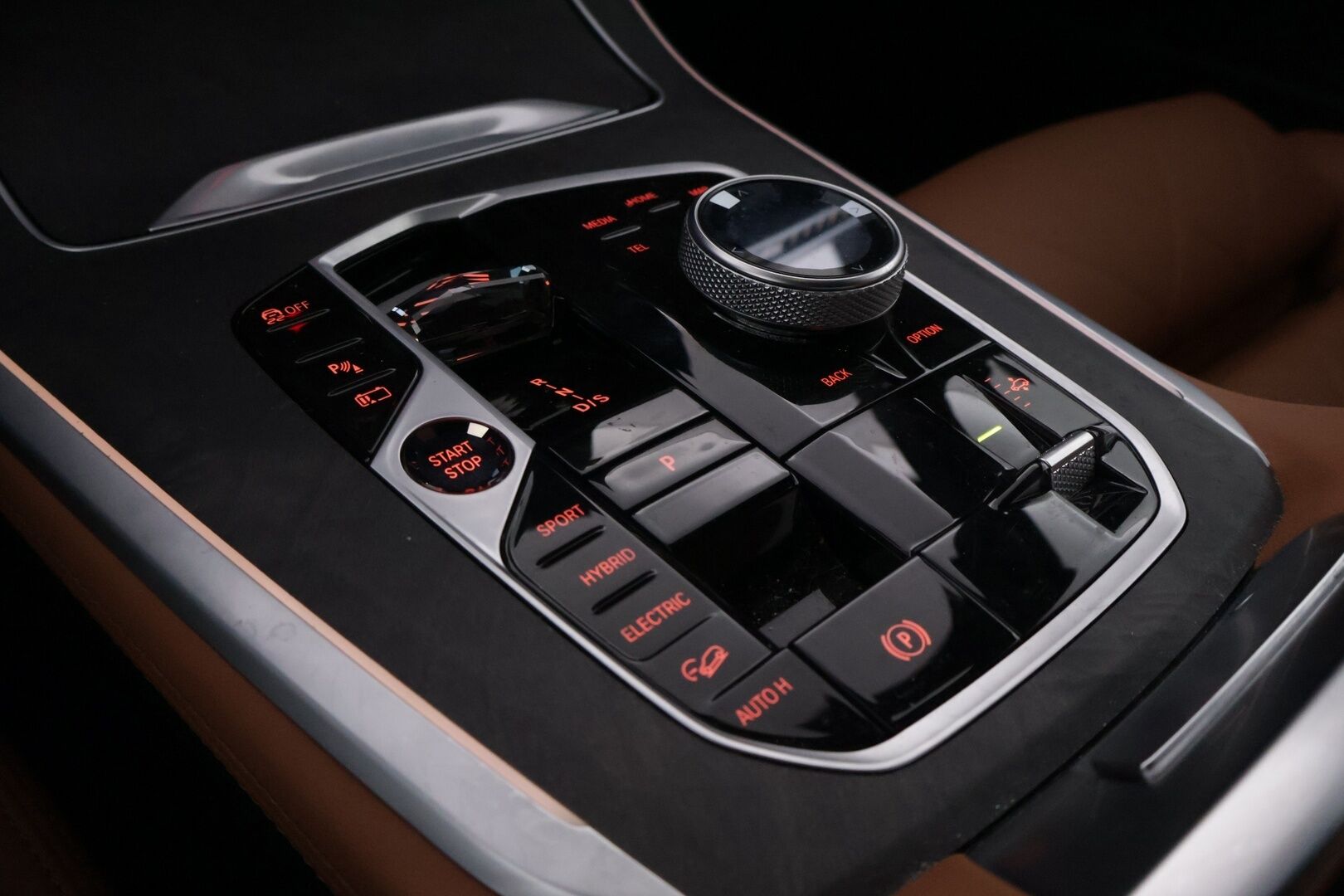 BMW X5 2024 G05 xDrive50e A Charged Edition M Sport *Hierovat ja ilmastoidut Comfortpenkit / 360 / S-Koukku / H&K / Ilma-alusta* - HUD / ACC / Comfort Access / Ambient / Muistipenkit / Ratinlämmitin / Merkkihuollettu*