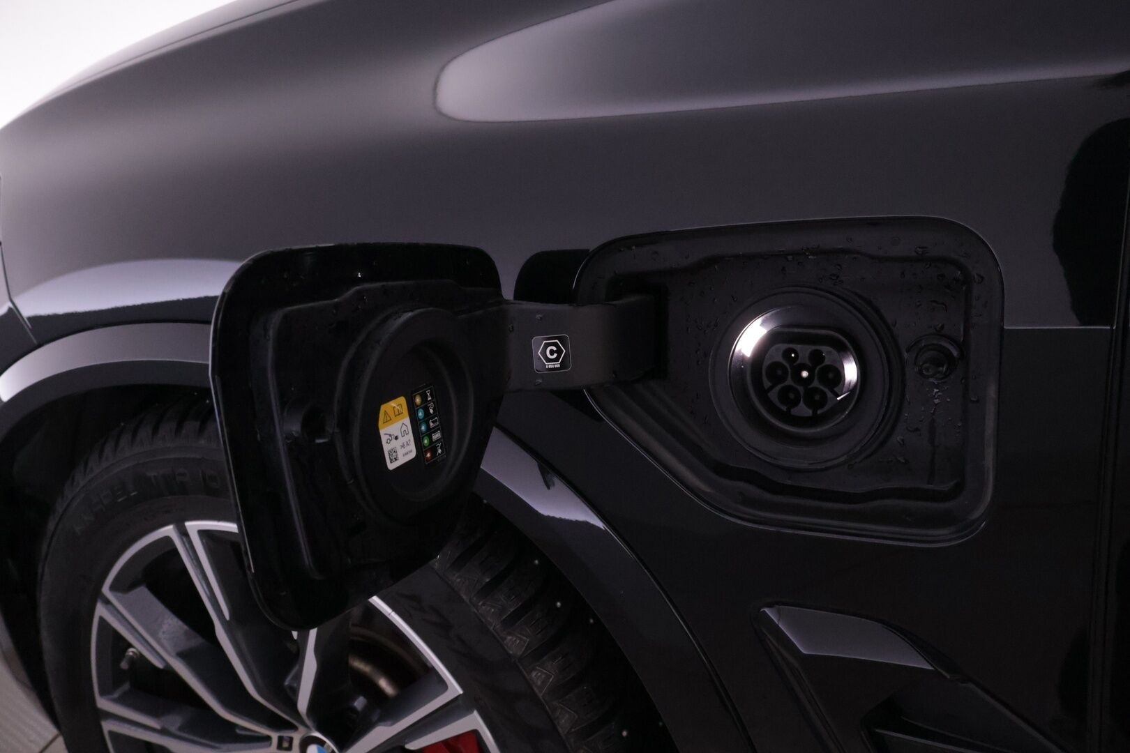 BMW X5 2024 G05 xDrive50e A Charged Edition M Sport *Hierovat ja ilmastoidut Comfortpenkit / 360 / S-Koukku / H&K / Ilma-alusta* - HUD / ACC / Comfort Access / Ambient / Muistipenkit / Ratinlämmitin / Merkkihuollettu* - HULLUT AVAJAISHULINAT KORKOTARJOUS 3,29 %