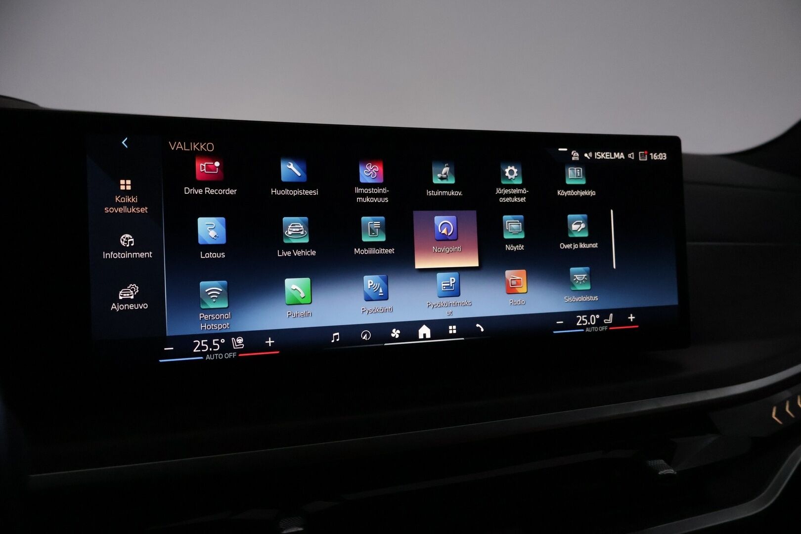 BMW X5 2024 G05 xDrive50e A Charged Edition M Sport *Hierovat ja ilmastoidut Comfortpenkit / 360 / S-Koukku / H&K / Ilma-alusta* - HUD / ACC / Comfort Access / Ambient / Muistipenkit / Ratinlämmitin / Merkkihuollettu*