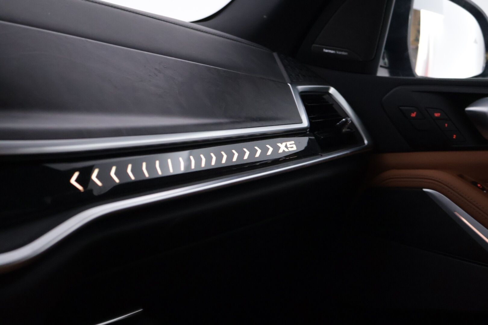 BMW X5 2024 G05 xDrive50e A Charged Edition M Sport *Hierovat ja ilmastoidut Comfortpenkit / 360 / S-Koukku / H&K / Ilma-alusta* - HUD / ACC / Comfort Access / Ambient / Muistipenkit / Ratinlämmitin / Merkkihuollettu*