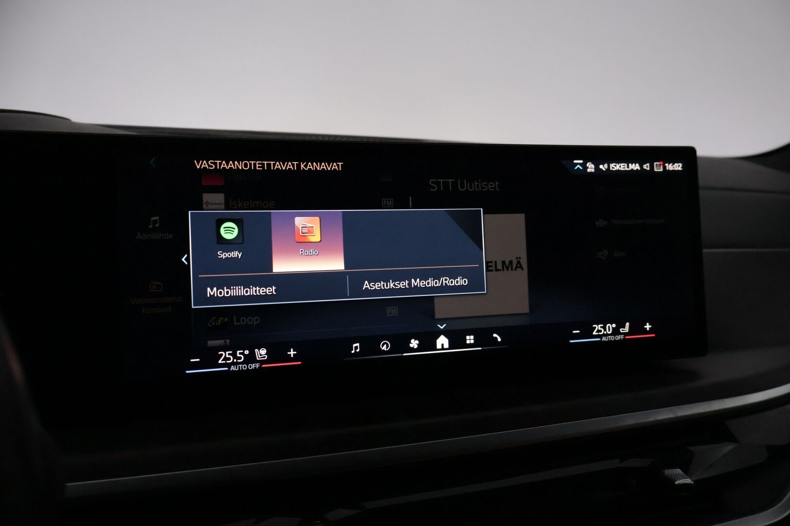 BMW X5 2024 G05 xDrive50e A Charged Edition M Sport *Hierovat ja ilmastoidut Comfortpenkit / 360 / S-Koukku / H&K / Ilma-alusta* - HUD / ACC / Comfort Access / Ambient / Muistipenkit / Ratinlämmitin / Merkkihuollettu* - HULLUT AVAJAISHULINAT KORKOTARJOUS 3,29 %