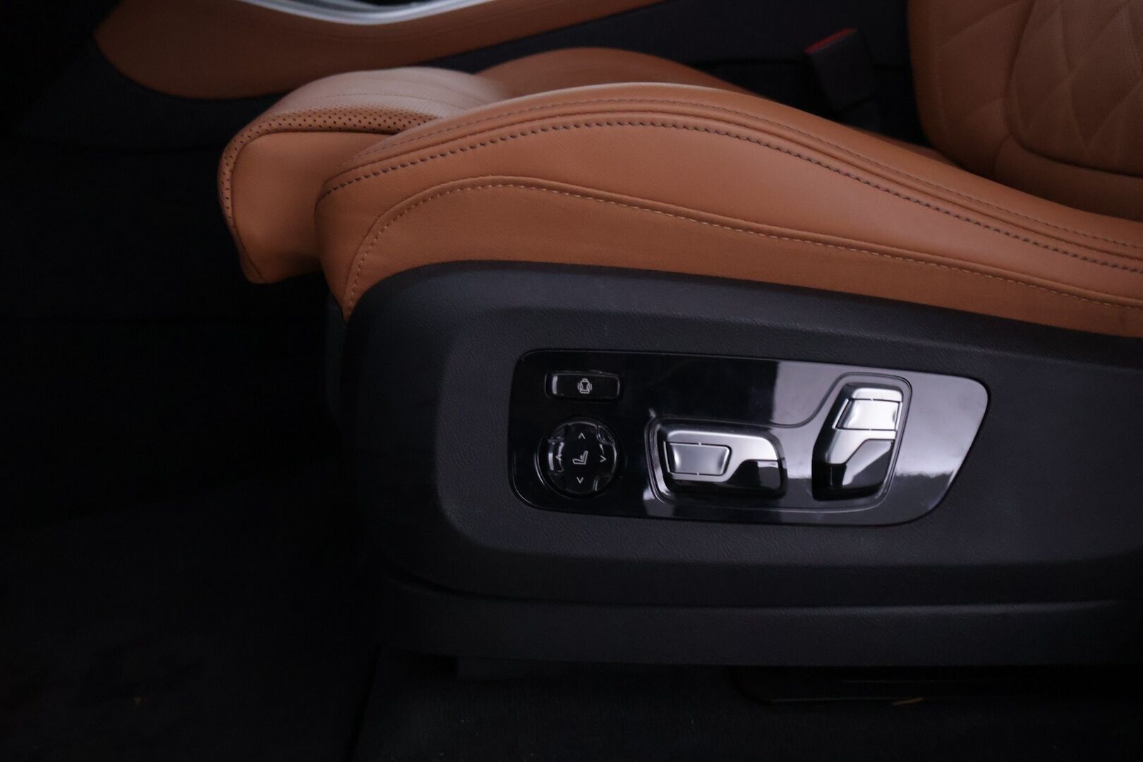 BMW X5 2024 G05 xDrive50e A Charged Edition M Sport *Hierovat ja ilmastoidut Comfortpenkit / 360 / S-Koukku / H&K / Ilma-alusta* - HUD / ACC / Comfort Access / Ambient / Muistipenkit / Ratinlämmitin / Merkkihuollettu* - HULLUT AVAJAISHULINAT KORKOTARJOUS 3,29 %