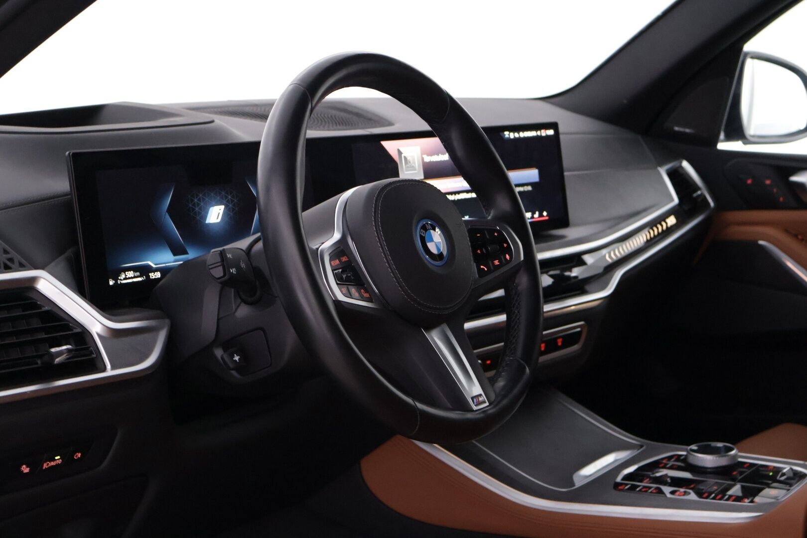 BMW X5 2024 G05 xDrive50e A Charged Edition M Sport *Hierovat ja ilmastoidut Comfortpenkit / 360 / S-Koukku / H&K / Ilma-alusta* - HUD / ACC / Comfort Access / Ambient / Muistipenkit / Ratinlämmitin / Merkkihuollettu*