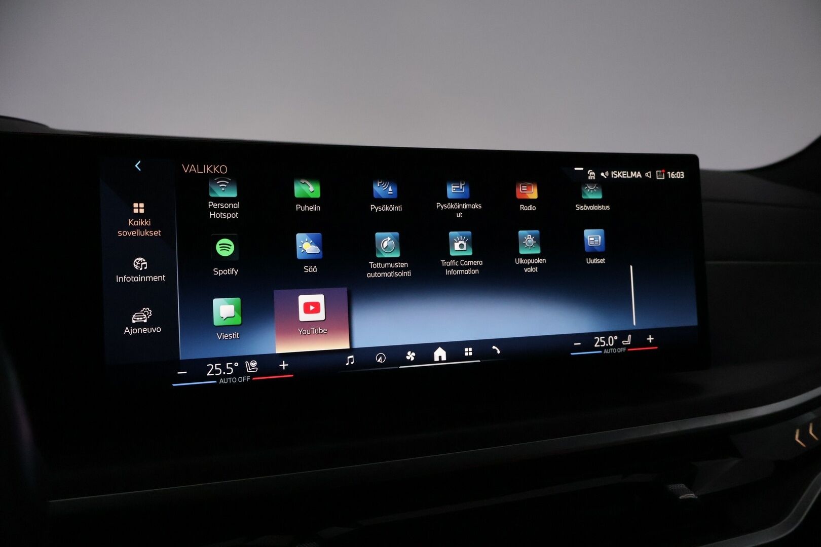 BMW X5 2024 G05 xDrive50e A Charged Edition M Sport *Hierovat ja ilmastoidut Comfortpenkit / 360 / S-Koukku / H&K / Ilma-alusta* - HUD / ACC / Comfort Access / Ambient / Muistipenkit / Ratinlämmitin / Merkkihuollettu* - HULLUT AVAJAISHULINAT KORKOTARJOUS 3,29 %