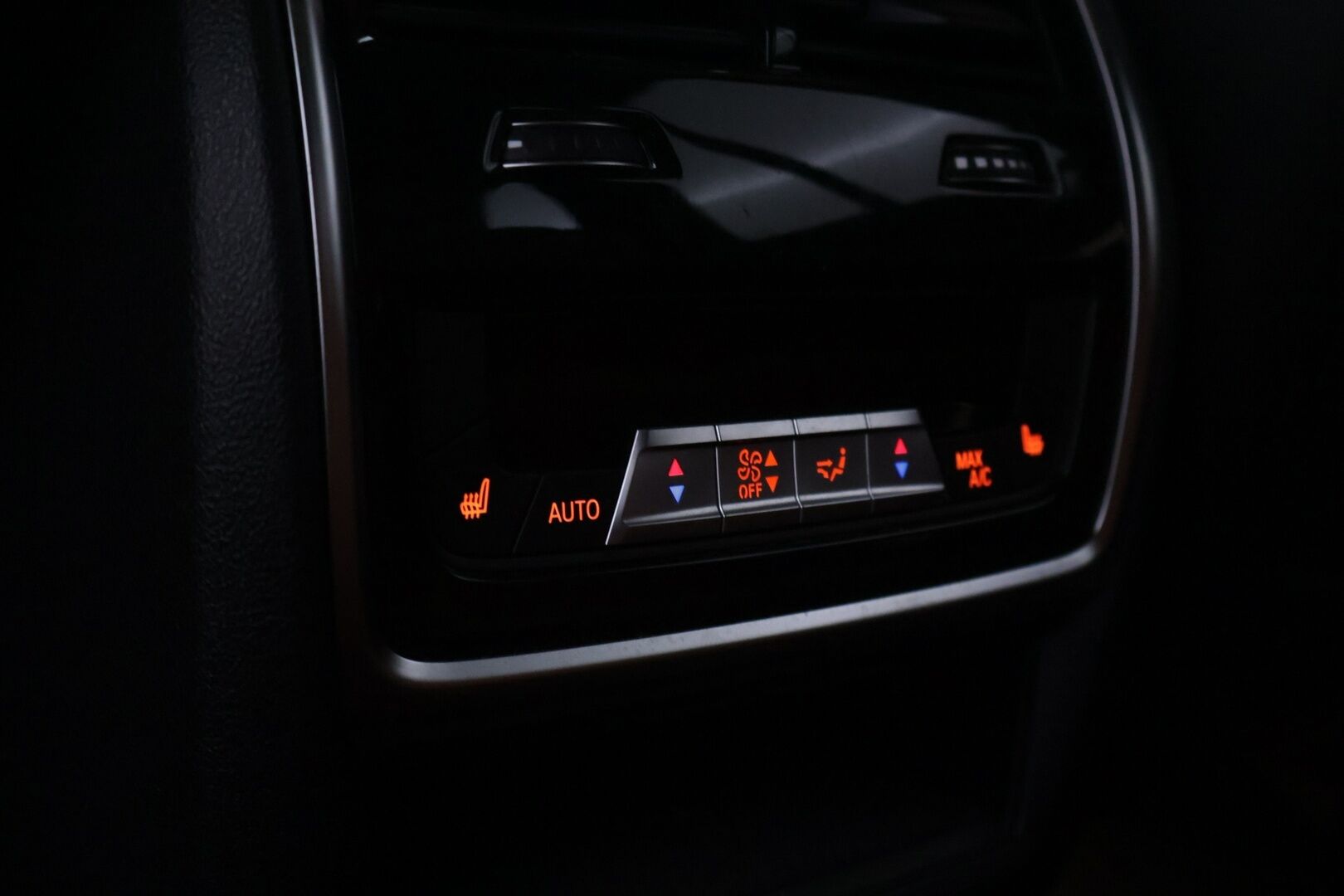 BMW X5 2024 G05 xDrive50e A Charged Edition M Sport *Hierovat ja ilmastoidut Comfortpenkit / 360 / S-Koukku / H&K / Ilma-alusta* - HUD / ACC / Comfort Access / Ambient / Muistipenkit / Ratinlämmitin / Merkkihuollettu* - HULLUT AVAJAISHULINAT KORKOTARJOUS 3,29 %