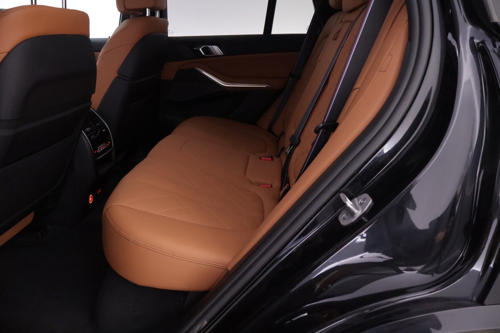 BMW X5 2024 G05 xDrive50e A Charged Edition M Sport *Hierovat ja ilmastoidut Comfortpenkit / 360 / S-Koukku / H&K / Ilma-alusta* - HUD / ACC / Comfort Access / Ambient / Muistipenkit / Ratinlämmitin / Merkkihuollettu*