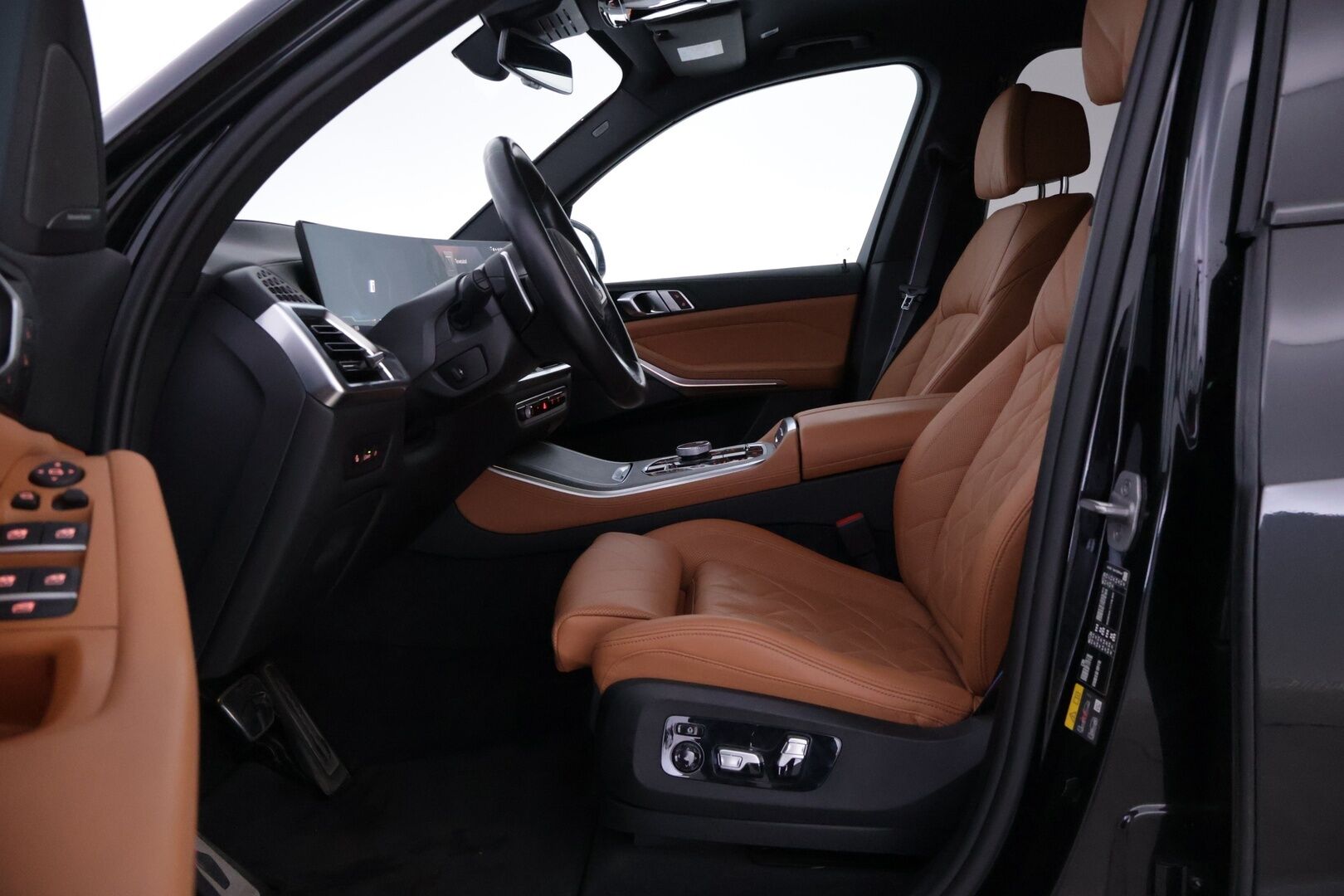 BMW X5 2024 G05 xDrive50e A Charged Edition M Sport *Hierovat ja ilmastoidut Comfortpenkit / 360 / S-Koukku / H&K / Ilma-alusta* - HUD / ACC / Comfort Access / Ambient / Muistipenkit / Ratinlämmitin / Merkkihuollettu* - HULLUT AVAJAISHULINAT KORKOTARJOUS 3,29 %