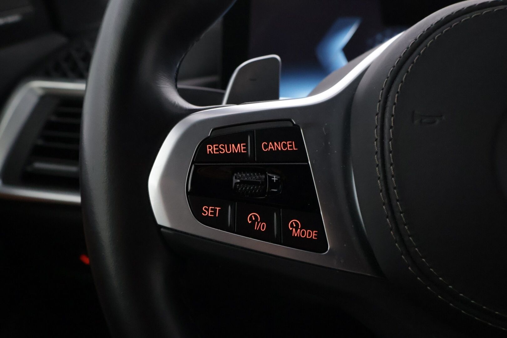 BMW X5 2024 G05 xDrive50e A Charged Edition M Sport *Hierovat ja ilmastoidut Comfortpenkit / 360 / S-Koukku / H&K / Ilma-alusta* - HUD / ACC / Comfort Access / Ambient / Muistipenkit / Ratinlämmitin / Merkkihuollettu*