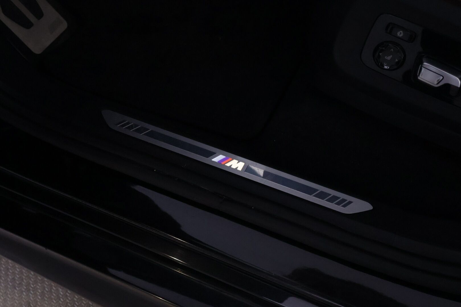 BMW X5 2024 G05 xDrive50e A Charged Edition M Sport *Hierovat ja ilmastoidut Comfortpenkit / 360 / S-Koukku / H&K / Ilma-alusta* - HUD / ACC / Comfort Access / Ambient / Muistipenkit / Ratinlämmitin / Merkkihuollettu* - HULLUT AVAJAISHULINAT KORKOTARJOUS 3,29 %