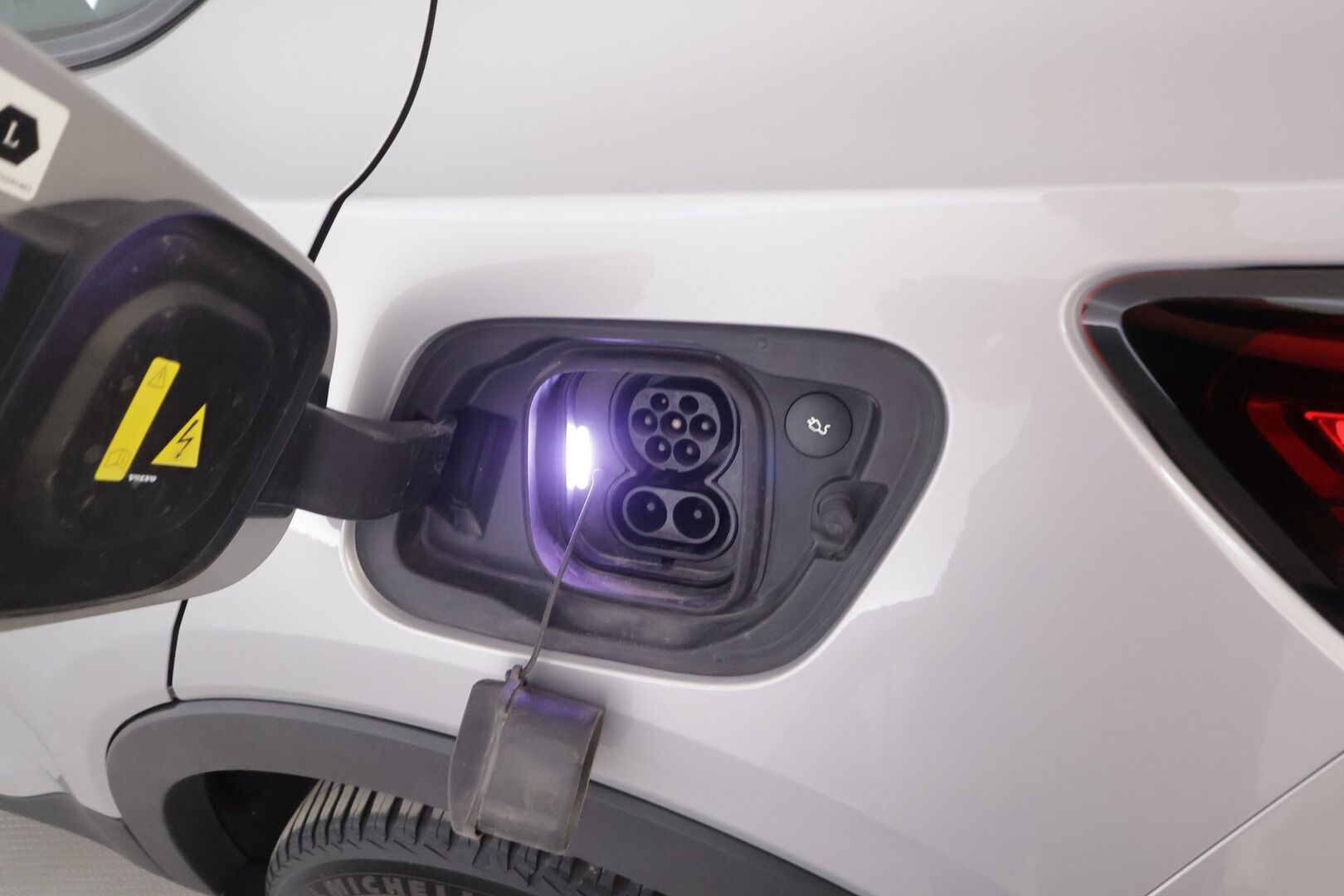 Volvo C40 2023 Recharge Single Plus aut - | ILP | Koukku | Lasikatto | ACC | P.Kamera | LED | Sporttipenkki Muistilla | Navi | Kaistavahti | Katveavustin | Keyless | Suomi-auto | 2x Latauskaapelit | Kahdet renkaat | Merkkihuollot |