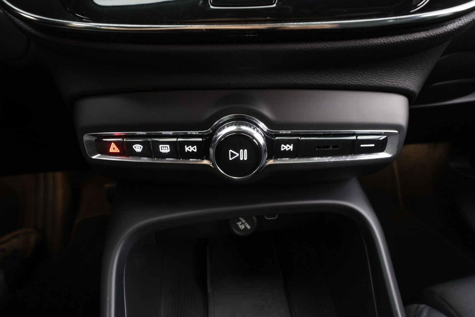 Volvo C40 2023 Recharge Single Plus aut - | ILP | Koukku | Lasikatto | ACC | P.Kamera | LED | Sporttipenkki Muistilla | Navi | Kaistavahti | Katveavustin | Keyless | Suomi-auto | 2x Latauskaapelit | Kahdet renkaat | Merkkihuollot |