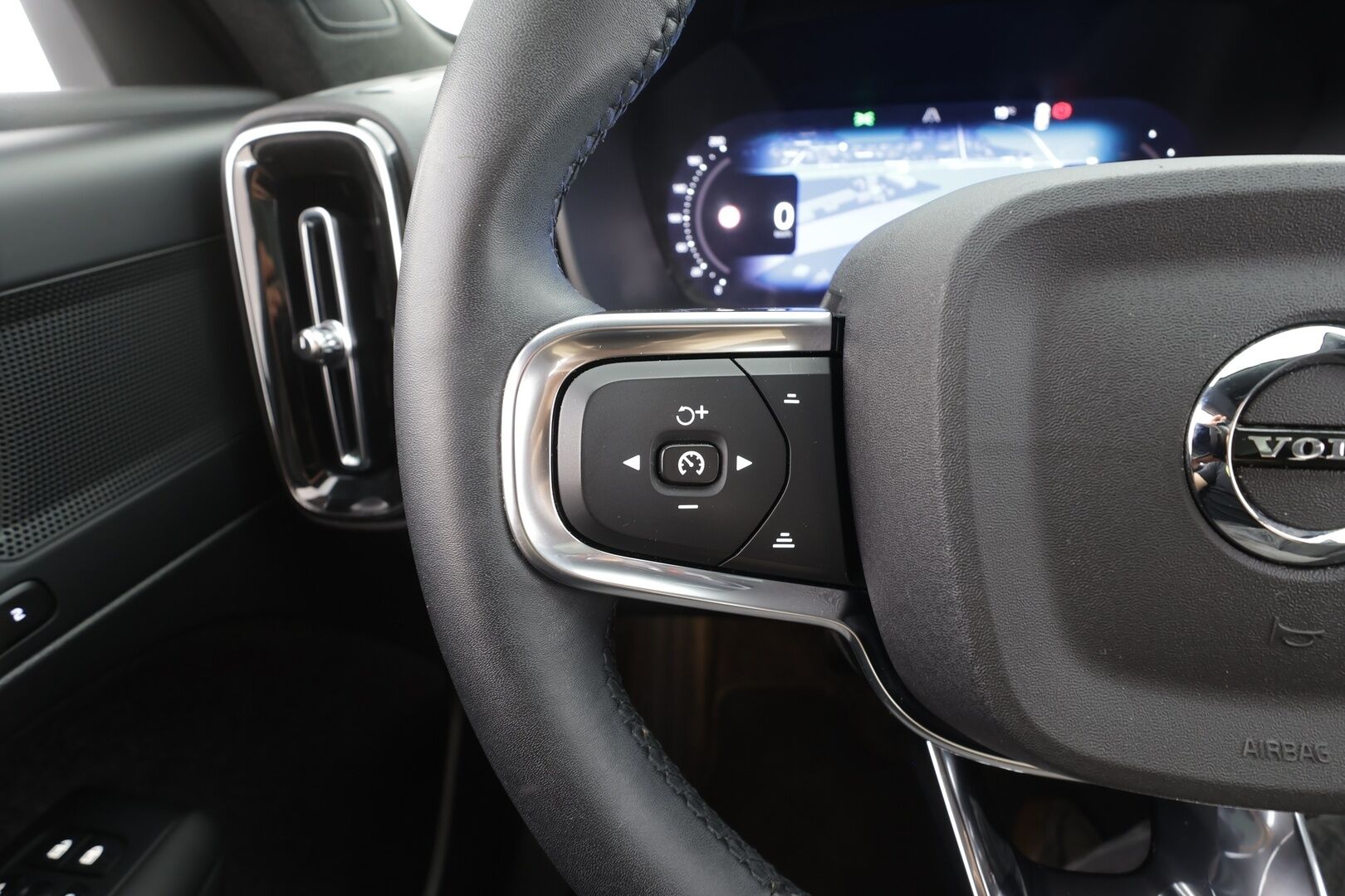 Volvo C40 2023 Recharge Single Plus aut - | ILP | Koukku | Lasikatto | ACC | P.Kamera | LED | Sporttipenkki Muistilla | Navi | Kaistavahti | Katveavustin | Keyless | Suomi-auto | 2x Latauskaapelit | Kahdet renkaat | Merkkihuollot |