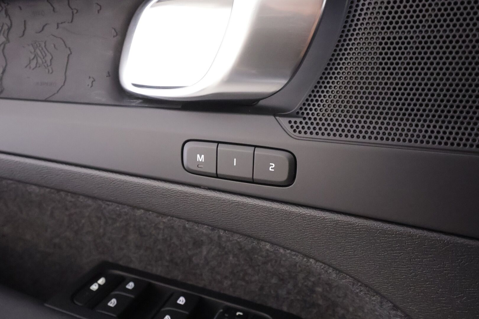 Volvo C40 2023 Recharge Single Plus aut - | ILP | Koukku | Lasikatto | ACC | P.Kamera | LED | Sporttipenkki Muistilla | Navi | Kaistavahti | Katveavustin | Keyless | Suomi-auto | 2x Latauskaapelit | Kahdet renkaat | Merkkihuollot |