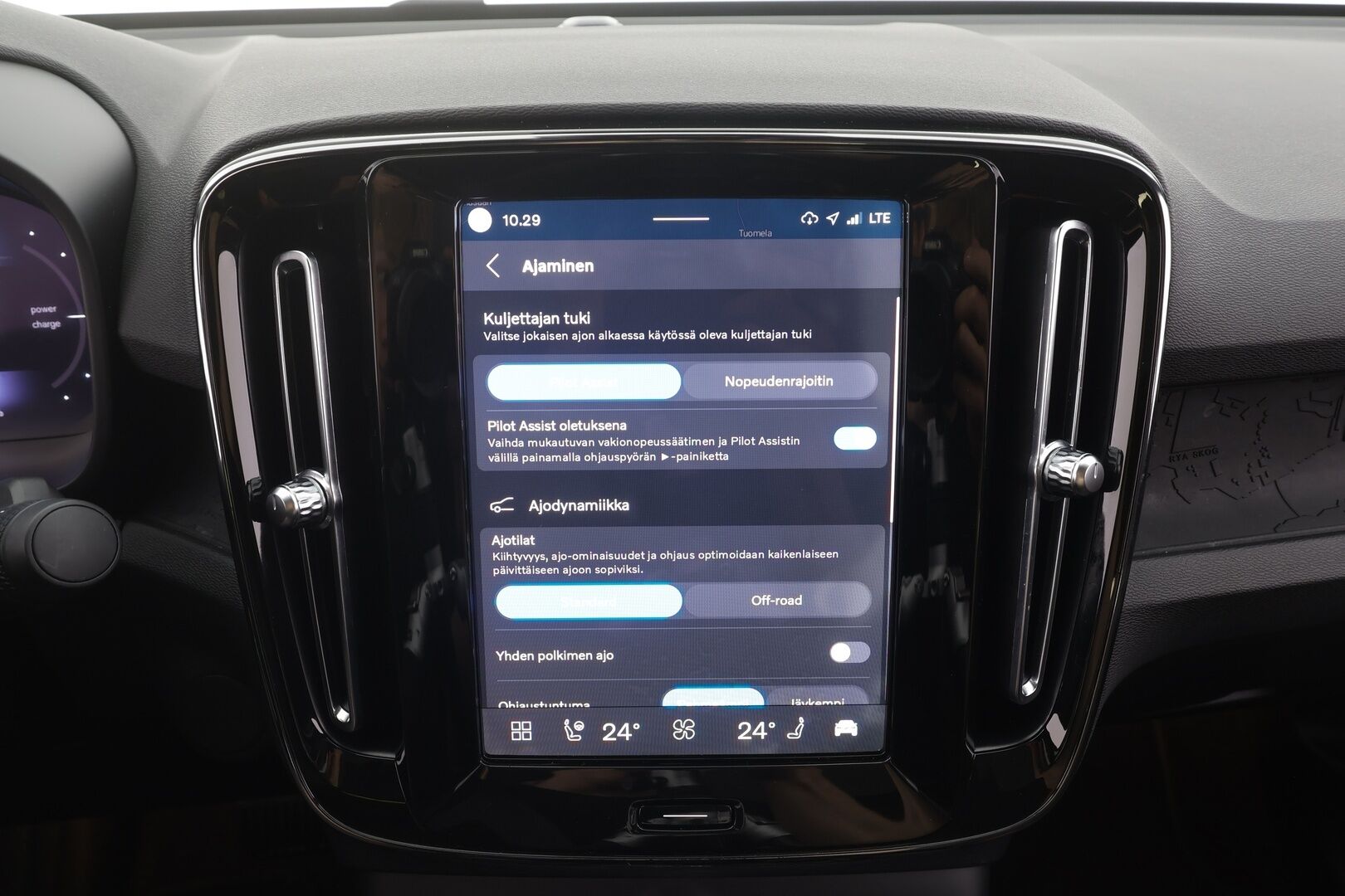 Volvo C40 2023 Recharge Single Plus aut - | ILP | Koukku | Lasikatto | ACC | P.Kamera | LED | Sporttipenkki Muistilla | Navi | Kaistavahti | Katveavustin | Keyless | Suomi-auto | 2x Latauskaapelit | Kahdet renkaat | Merkkihuollot |