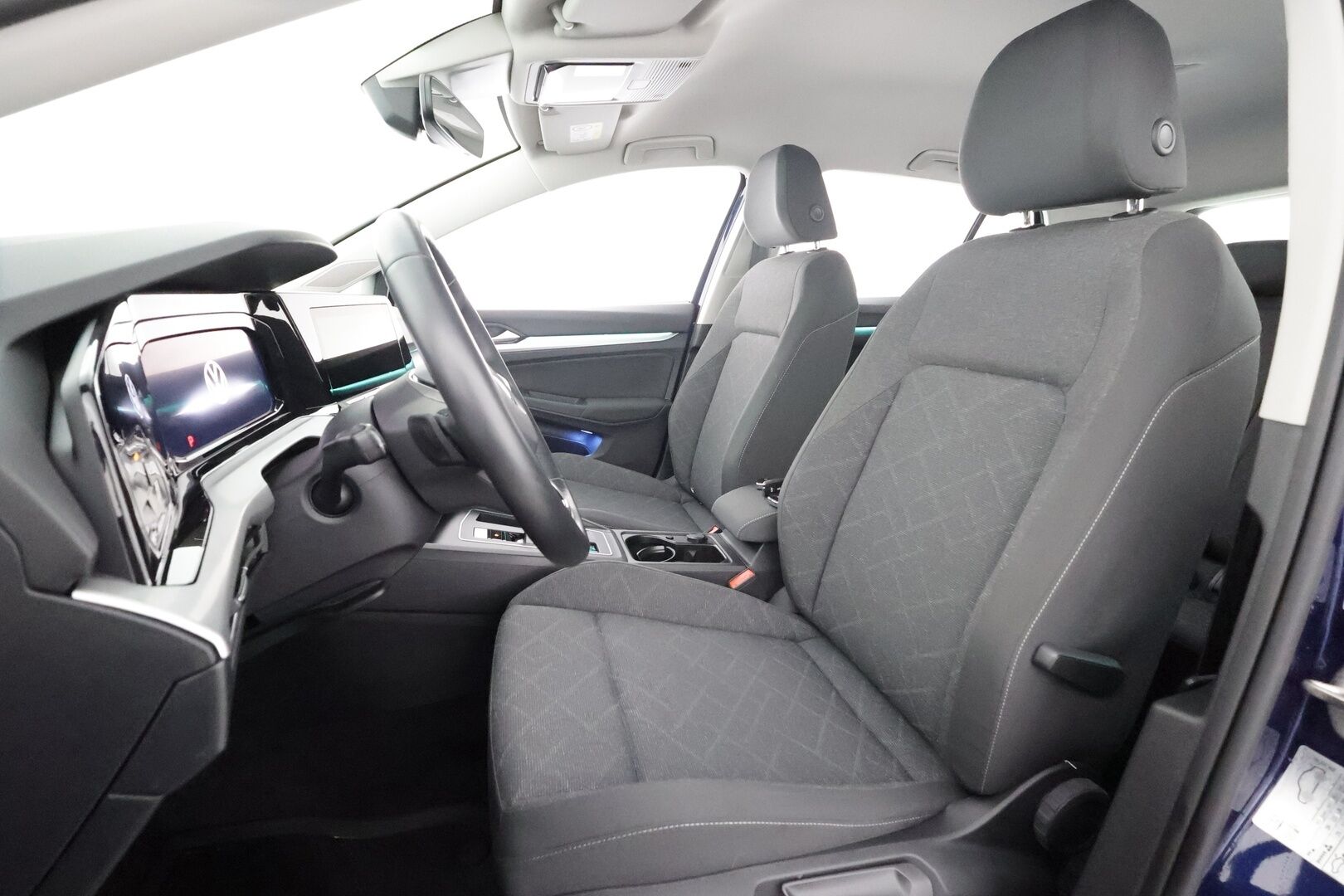 Volkswagen Golf 2022 Comfort Business 1,0 eTSI 81 kW (MHEV) DSG * Webasto / ACC / LED / P.Kamera / Kaistavahti / Keyless * - Suomi-auto / Kahdet renkaat aluvanteilla / VÄHÄN AJETTU