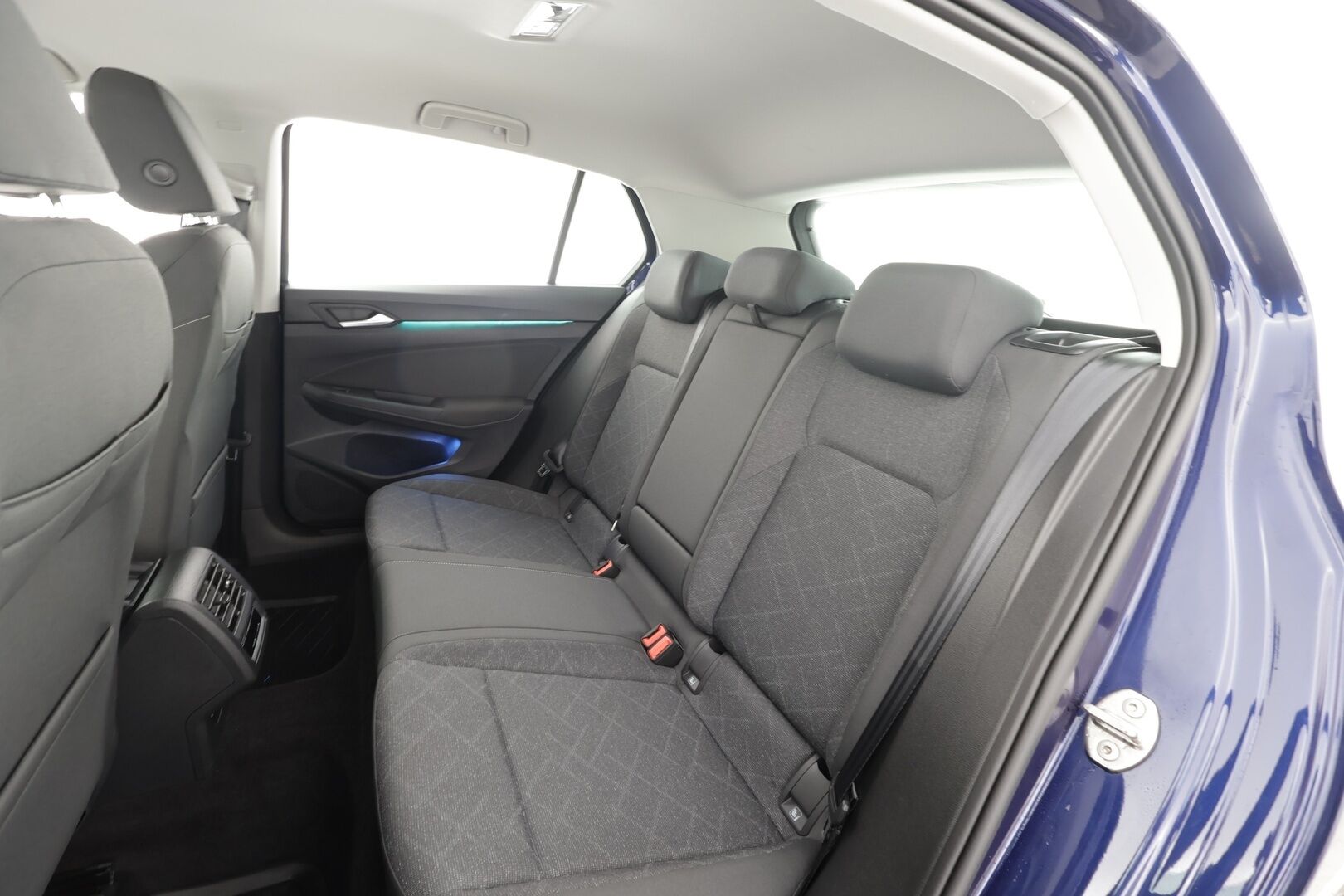 Volkswagen Golf 2022 Comfort Business 1,0 eTSI 81 kW (MHEV) DSG * Webasto / ACC / LED / P.Kamera / Kaistavahti / Keyless * - Suomi-auto / Kahdet renkaat aluvanteilla / VÄHÄN AJETTU