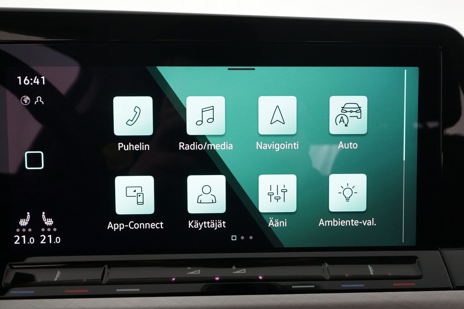 Volkswagen Golf 2022 Comfort Business 1,0 eTSI 81 kW (MHEV) DSG * Webasto / ACC / LED / P.Kamera / Kaistavahti / Keyless * - Suomi-auto / Kahdet renkaat aluvanteilla / VÄHÄN AJETTU