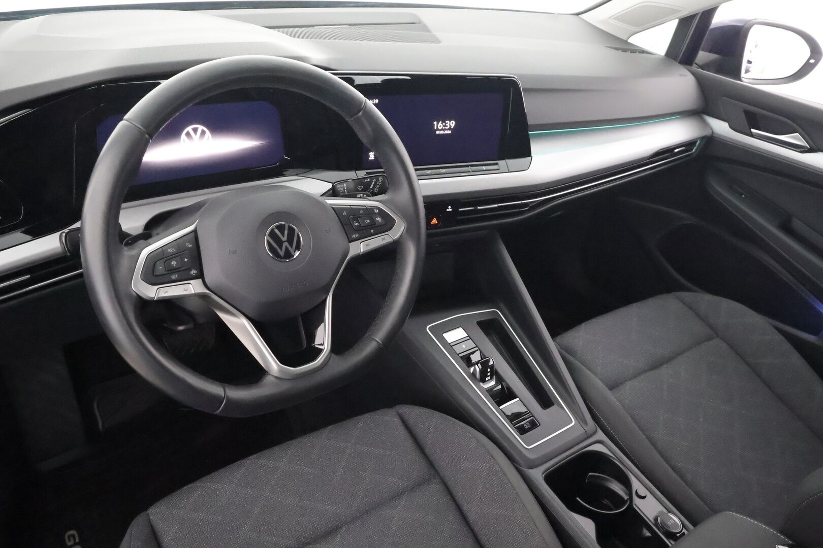 Volkswagen Golf 2022 Comfort Business 1,0 eTSI 81 kW (MHEV) DSG * Webasto / ACC / LED / P.Kamera / Kaistavahti / Keyless * - Suomi-auto / Kahdet renkaat aluvanteilla / VÄHÄN AJETTU