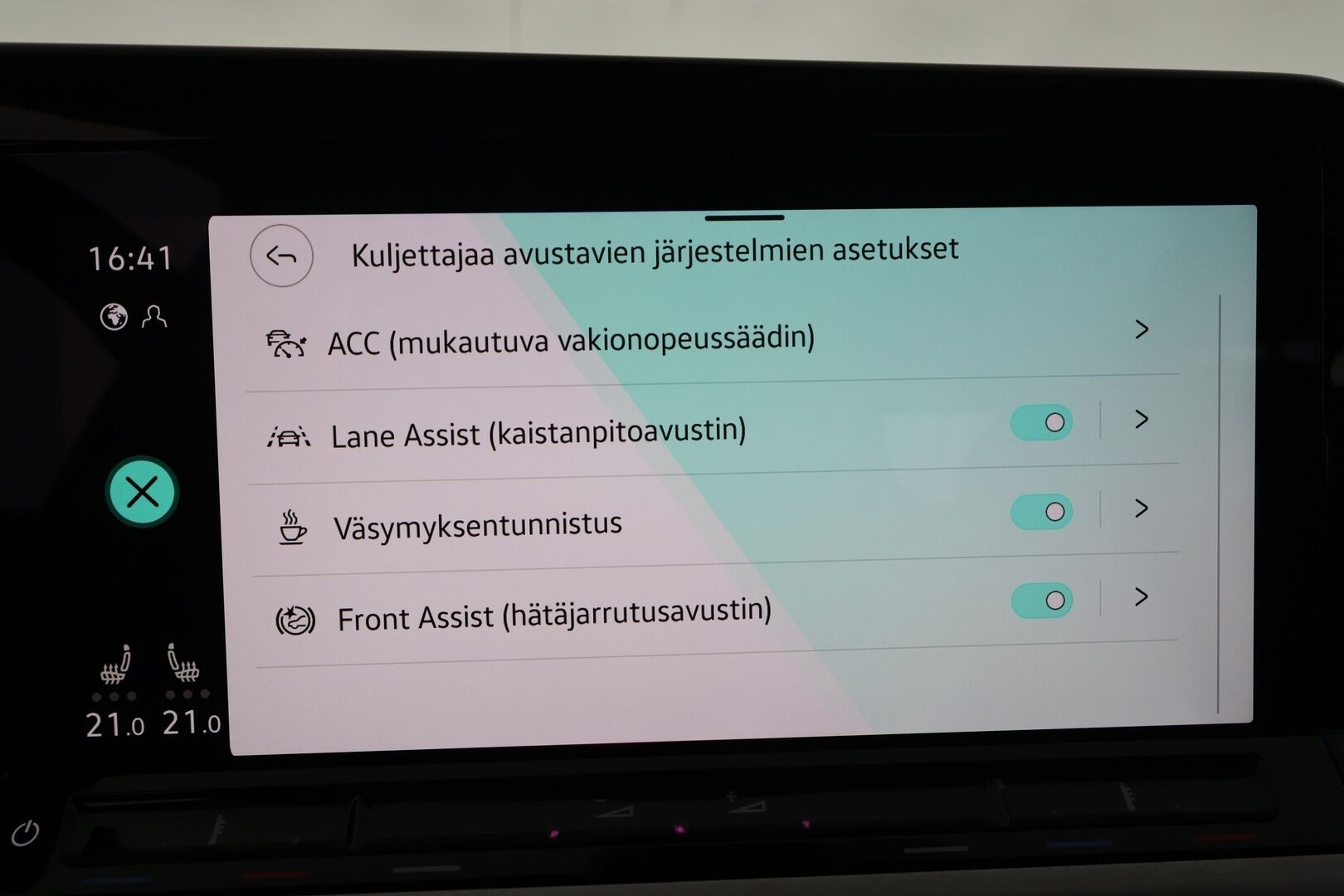 Volkswagen Golf 2022 Comfort Business 1,0 eTSI 81 kW (MHEV) DSG * Webasto / ACC / LED / P.Kamera / Kaistavahti / Keyless * - Suomi-auto / Kahdet renkaat aluvanteilla / VÄHÄN AJETTU