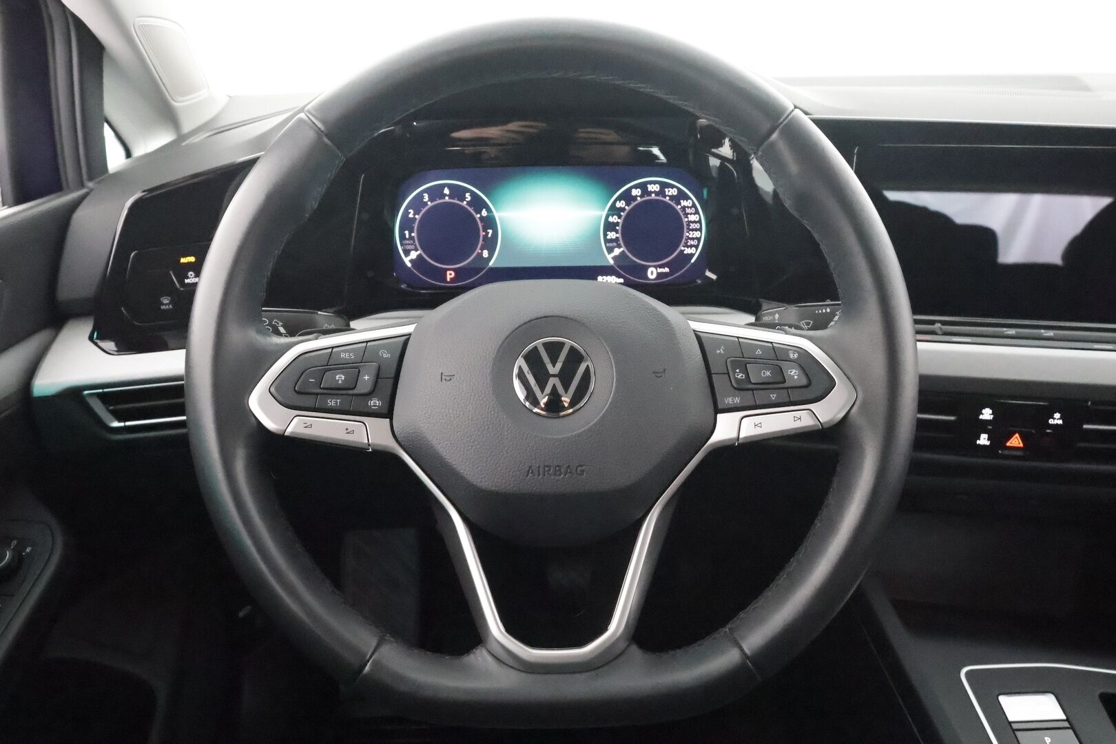 Volkswagen Golf 2022 Comfort Business 1,0 eTSI 81 kW (MHEV) DSG * Webasto / ACC / LED / P.Kamera / Kaistavahti / Keyless * - Suomi-auto / Kahdet renkaat aluvanteilla / VÄHÄN AJETTU