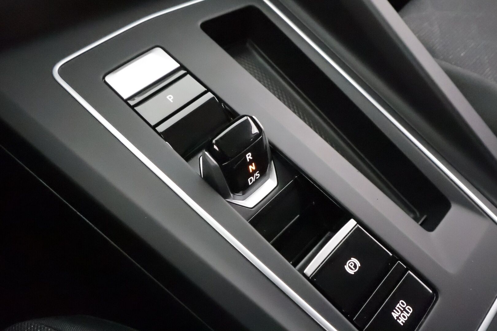 Volkswagen Golf 2022 Comfort Business 1,0 eTSI 81 kW (MHEV) DSG * Webasto / ACC / LED / P.Kamera / Kaistavahti / Keyless * - Suomi-auto / Kahdet renkaat aluvanteilla / VÄHÄN AJETTU