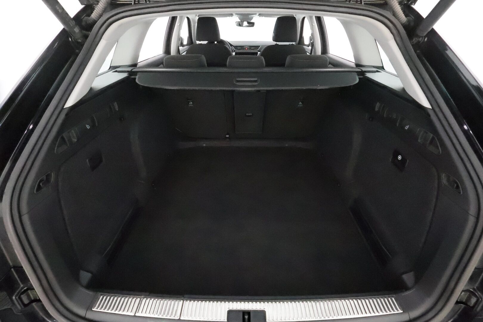 Skoda Superb 2023 Combi 1.5 TSI ACT Ambition BusinessLine DSG **Webasto / Adapt.vakkari / Digimittaristo / P.tutkat / Koukku** - 3,99 % KORKOTARJOUS TÄHÄN AUTOON - 1 omisteinen Suomi-auto / Lisälämmitin / Vetokoukku / Led-ajovalot / 