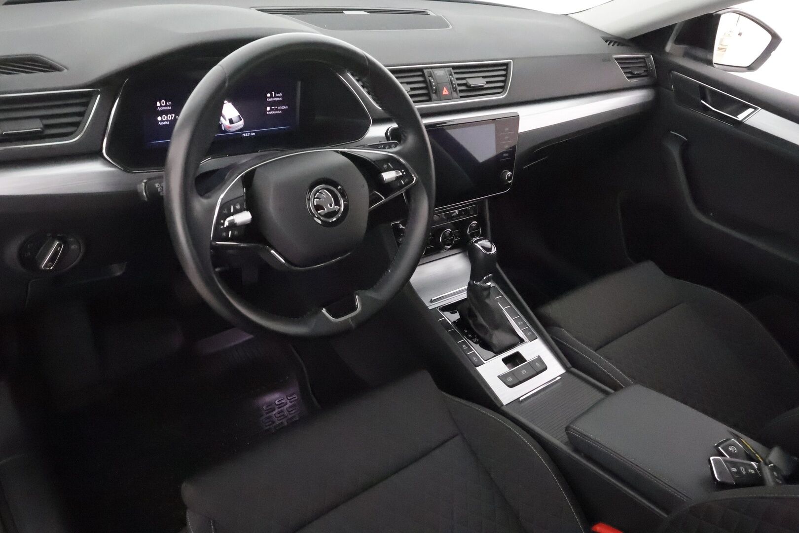 Skoda Superb 2023 Combi 1.5 TSI ACT Ambition BusinessLine DSG **Webasto / Adapt.vakkari / Digimittaristo / P.tutkat / Koukku** - 3,99 % KORKOTARJOUS TÄHÄN AUTOON - 1 omisteinen Suomi-auto / Lisälämmitin / Vetokoukku / Led-ajovalot / 