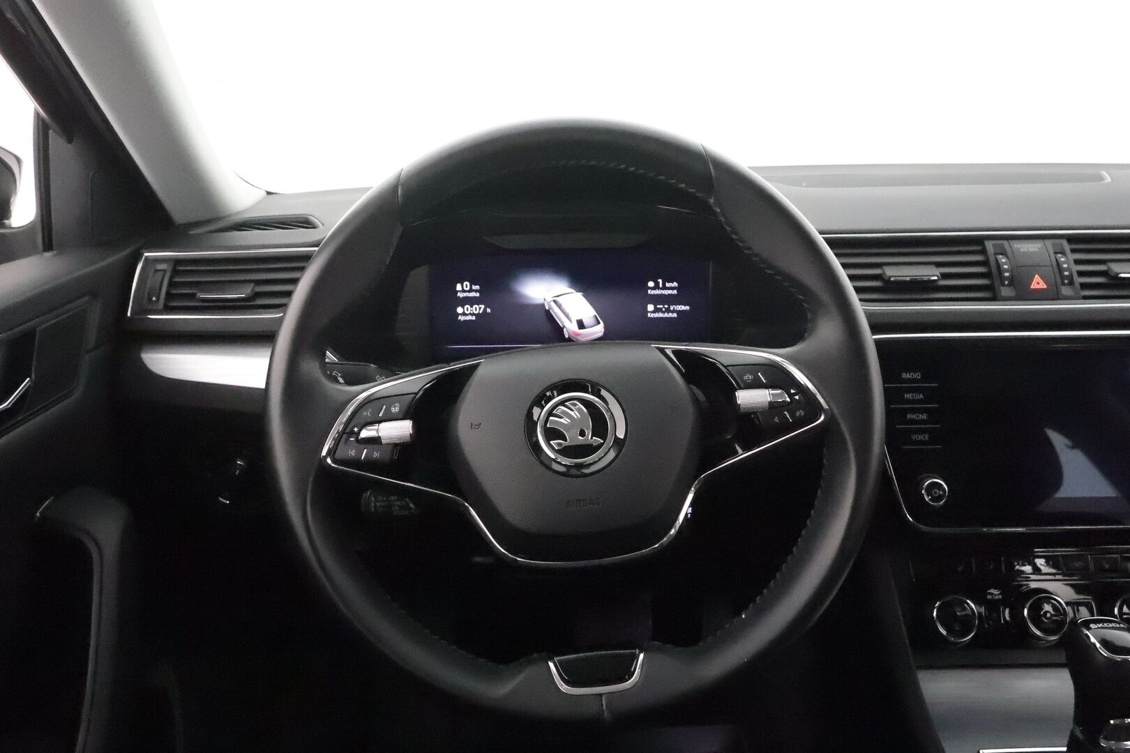 Skoda Superb 2023 Combi 1.5 TSI ACT Ambition BusinessLine DSG **Webasto / Adapt.vakkari / Digimittaristo / P.tutkat / Koukku** - 3,99 % KORKOTARJOUS TÄHÄN AUTOON - 1 omisteinen Suomi-auto / Lisälämmitin / Vetokoukku / Led-ajovalot / 