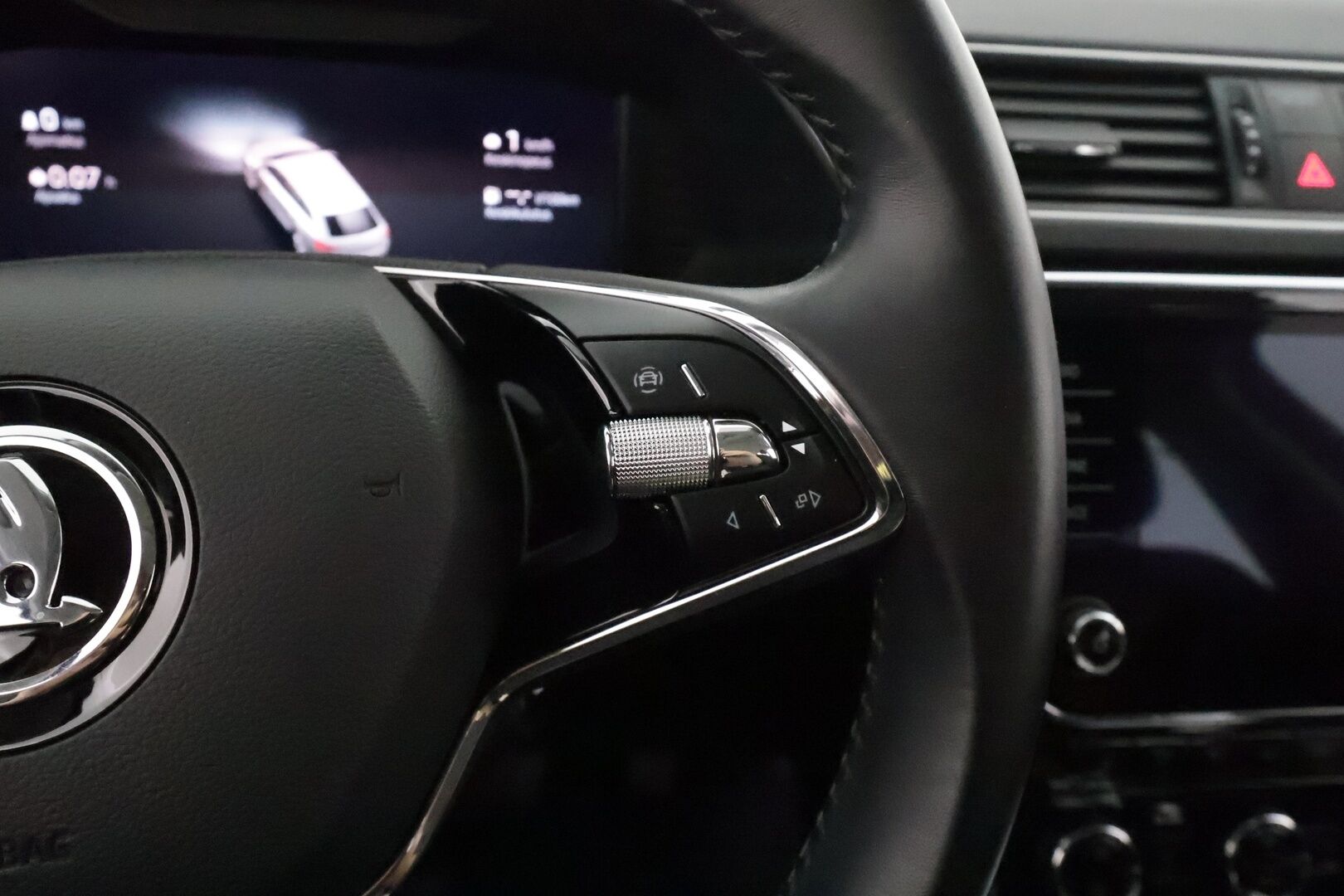Skoda Superb 2023 Combi 1.5 TSI ACT Ambition BusinessLine DSG **Webasto / Adapt.vakkari / Digimittaristo / P.tutkat / Koukku** - 3,99 % KORKOTARJOUS TÄHÄN AUTOON - 1 omisteinen Suomi-auto / Lisälämmitin / Vetokoukku / Led-ajovalot / 