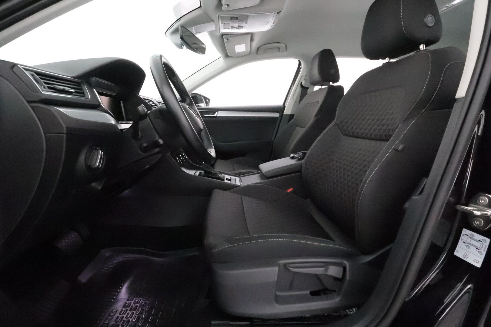 Skoda Superb 2023 Combi 1.5 TSI ACT Ambition BusinessLine DSG **Webasto / Adapt.vakkari / Digimittaristo / P.tutkat / Koukku** - 3,99 % KORKOTARJOUS TÄHÄN AUTOON - 1 omisteinen Suomi-auto / Lisälämmitin / Vetokoukku / Led-ajovalot / 