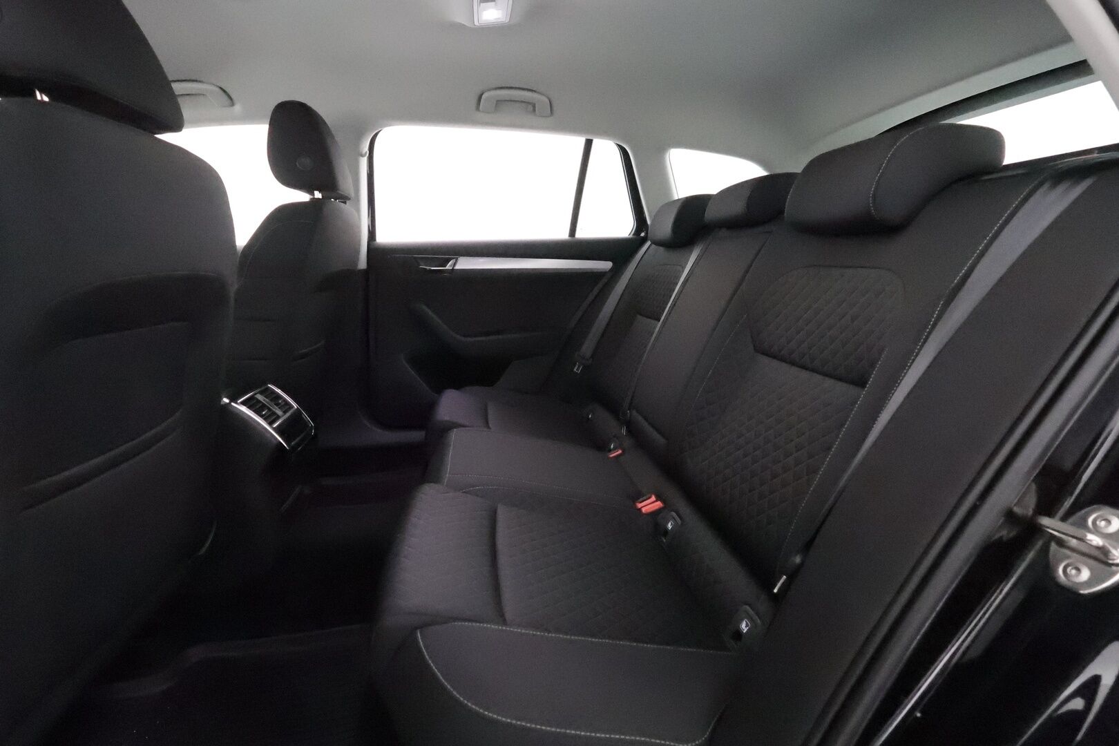 Skoda Superb 2023 Combi 1.5 TSI ACT Ambition BusinessLine DSG **Webasto / Adapt.vakkari / Digimittaristo / P.tutkat / Koukku** - 3,99 % KORKOTARJOUS TÄHÄN AUTOON - 1 omisteinen Suomi-auto / Lisälämmitin / Vetokoukku / Led-ajovalot / 