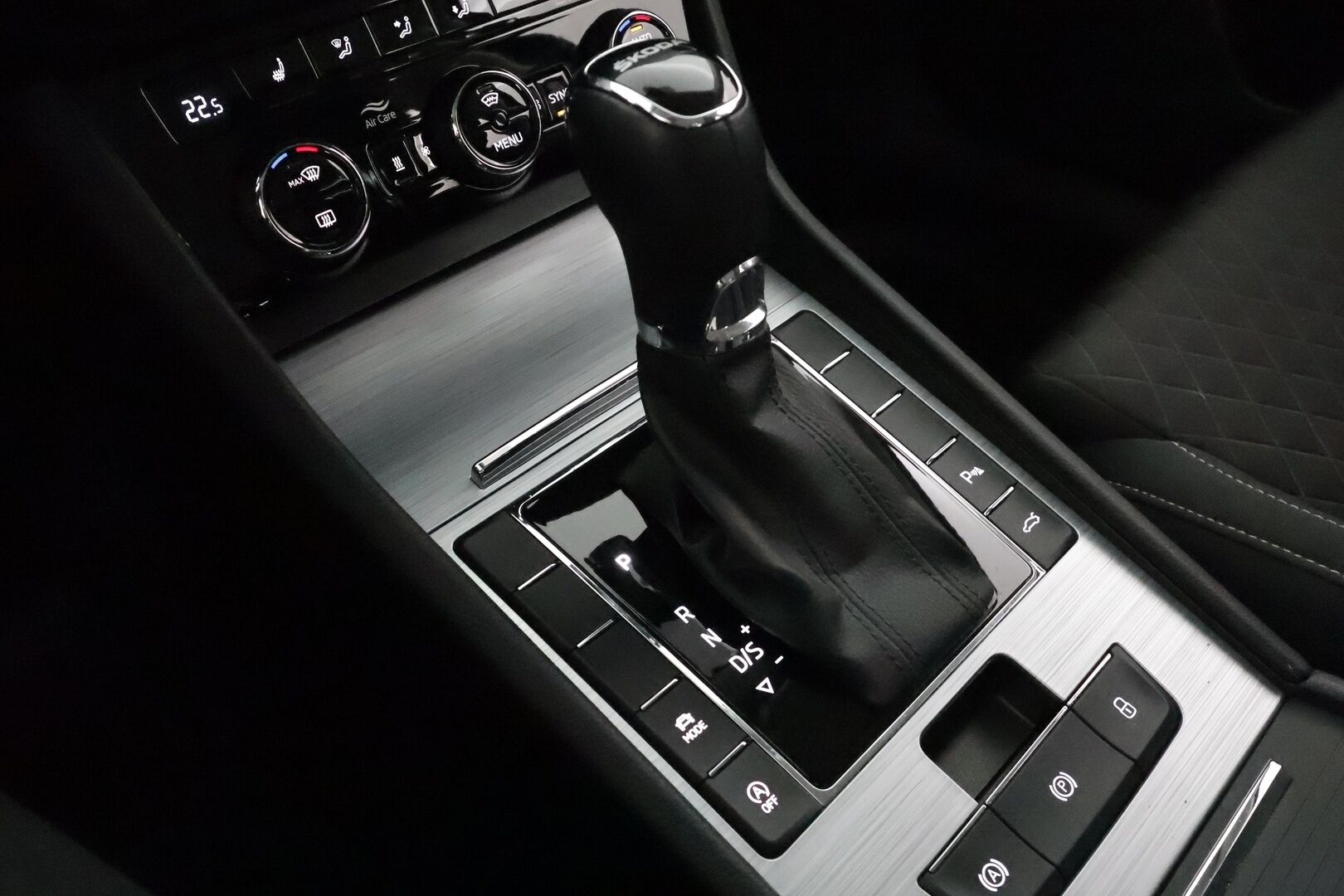 Skoda Superb 2023 Combi 1.5 TSI ACT Ambition BusinessLine DSG **Webasto / Adapt.vakkari / Digimittaristo / P.tutkat / Koukku** - 3,99 % KORKOTARJOUS TÄHÄN AUTOON - 1 omisteinen Suomi-auto / Lisälämmitin / Vetokoukku / Led-ajovalot / 