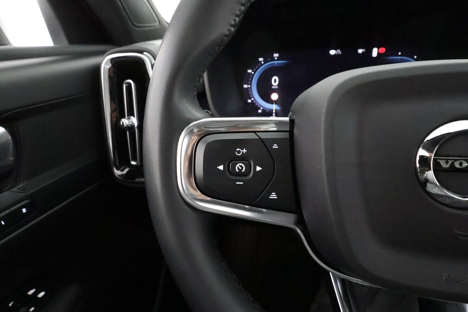 Volvo C40 2023 Recharge Single Plus aut * ACC / ILP / Lasikatto / Muistipenkki / P.kamera / BLIS / Navi / LED / Keyless * - 1.Om Suomi-auto / Kahdet renkaat aluvanteilla / Merkkihuollettu