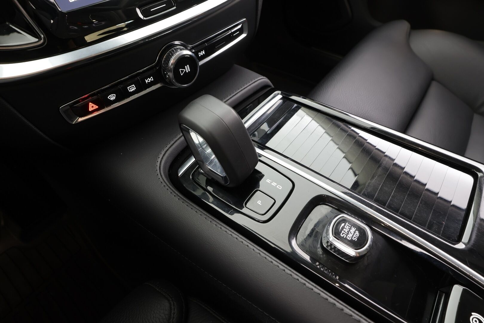 Volvo V60 2023 T6 AWD Long Range Plus Dark aut - | ACC | Koukku | Muistipenkit | Nahkasisusta | Full-LED | P.kamera | BLIS | Pilot Assist | Keyless | Lämm. ratti | 1-om suomiauto | Merkkihuollot |