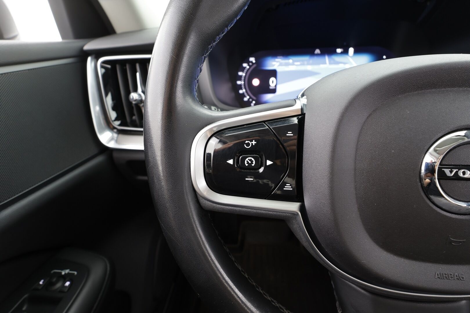 Volvo V60 2023 T6 AWD Long Range Plus Dark aut - | ACC | Koukku | Muistipenkit | Nahkasisusta | Full-LED | P.kamera | BLIS | Pilot Assist | Keyless | Lämm. ratti | 1-om suomiauto | Merkkihuollot |