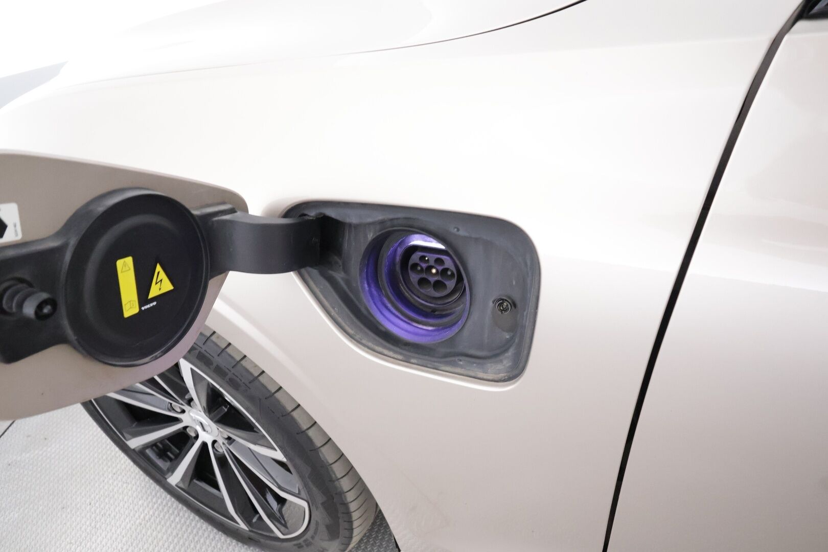 Volvo V60 2023 T6 AWD Long Range Plus Dark aut - | ACC | Koukku | Muistipenkit | Nahkasisusta | Full-LED | P.kamera | BLIS | Pilot Assist | Keyless | Lämm. ratti | 1-om suomiauto | Merkkihuollot |