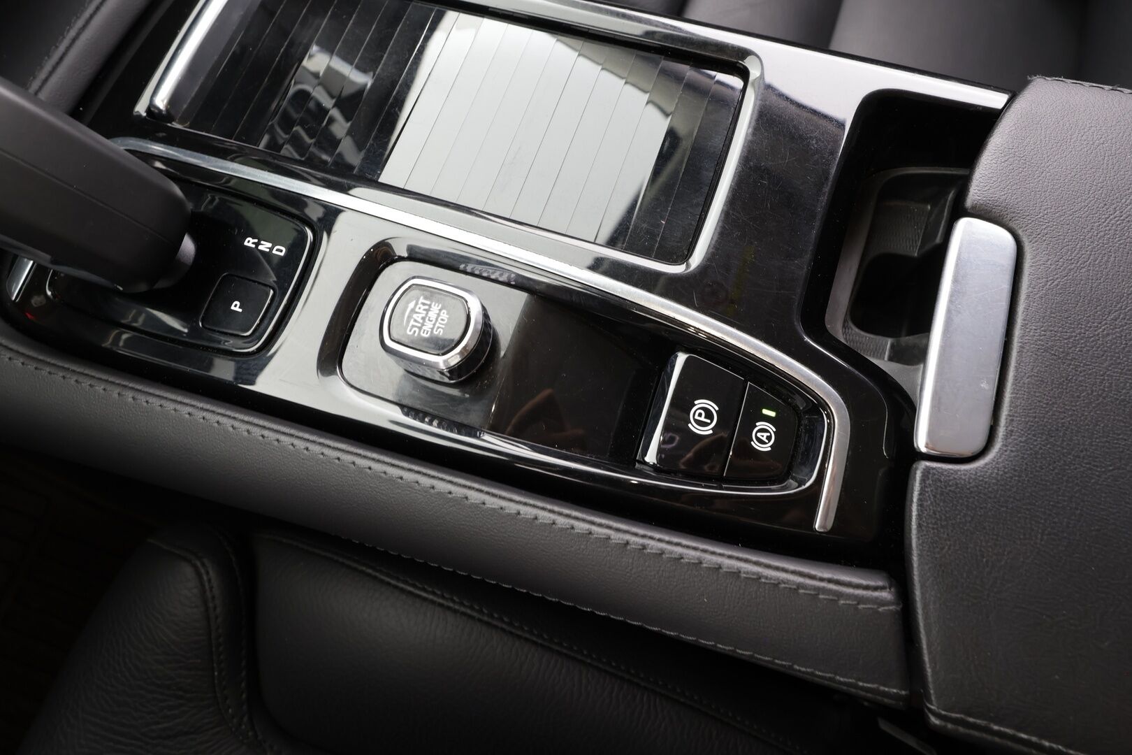 Volvo V60 2023 T6 AWD Long Range Plus Dark aut - | ACC | Koukku | Muistipenkit | Nahkasisusta | Full-LED | P.kamera | BLIS | Pilot Assist | Keyless | Lämm. ratti | 1-om suomiauto | Merkkihuollot |
