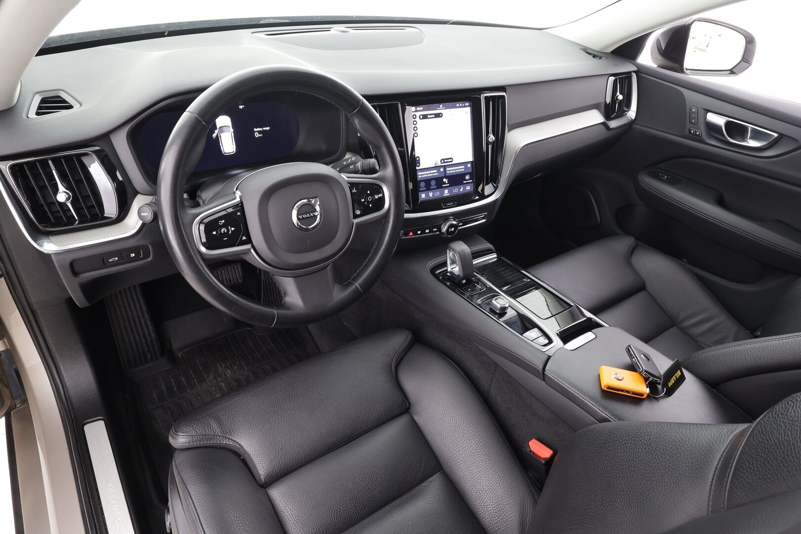 Volvo V60 2023 T6 AWD Long Range Plus Dark aut - | ACC | Koukku | Muistipenkit | Nahkasisusta | Full-LED | P.kamera | BLIS | Pilot Assist | Keyless | Lämm. ratti | 1-om suomiauto | Merkkihuollot |