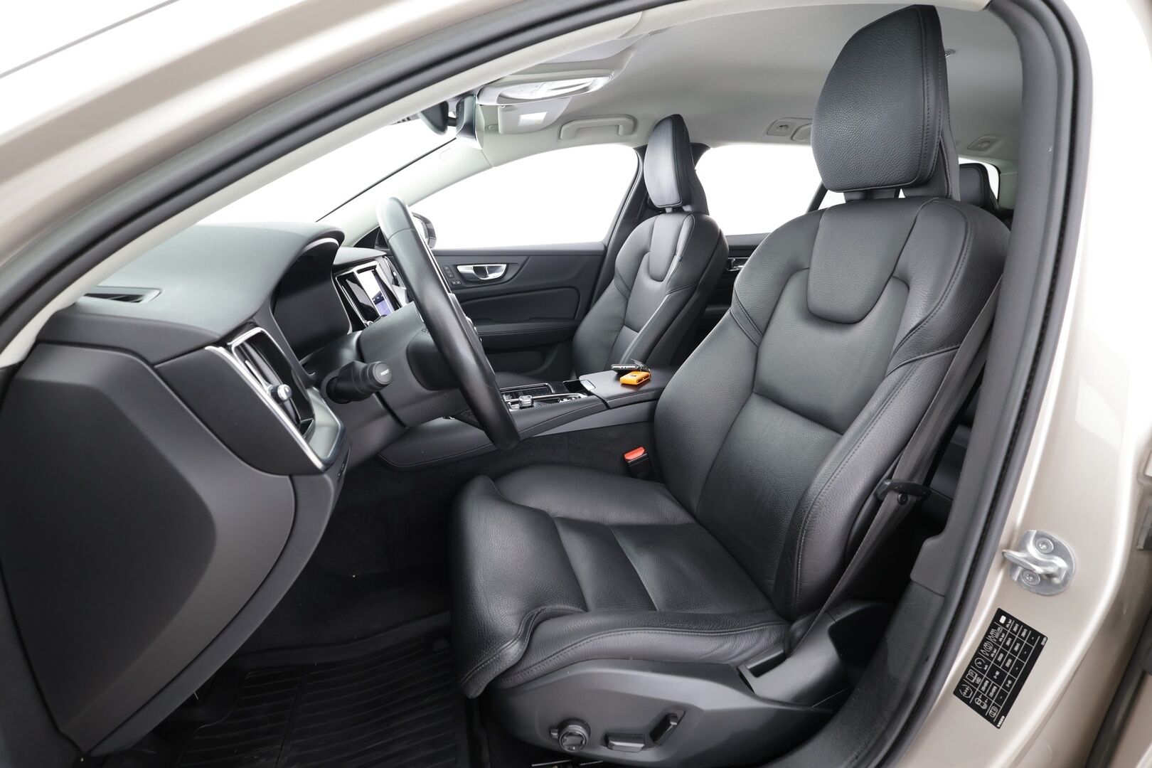 Volvo V60 2023 T6 AWD Long Range Plus Dark aut - | ACC | Koukku | Muistipenkit | Nahkasisusta | Full-LED | P.kamera | BLIS | Pilot Assist | Keyless | Lämm. ratti | 1-om suomiauto | Merkkihuollot |