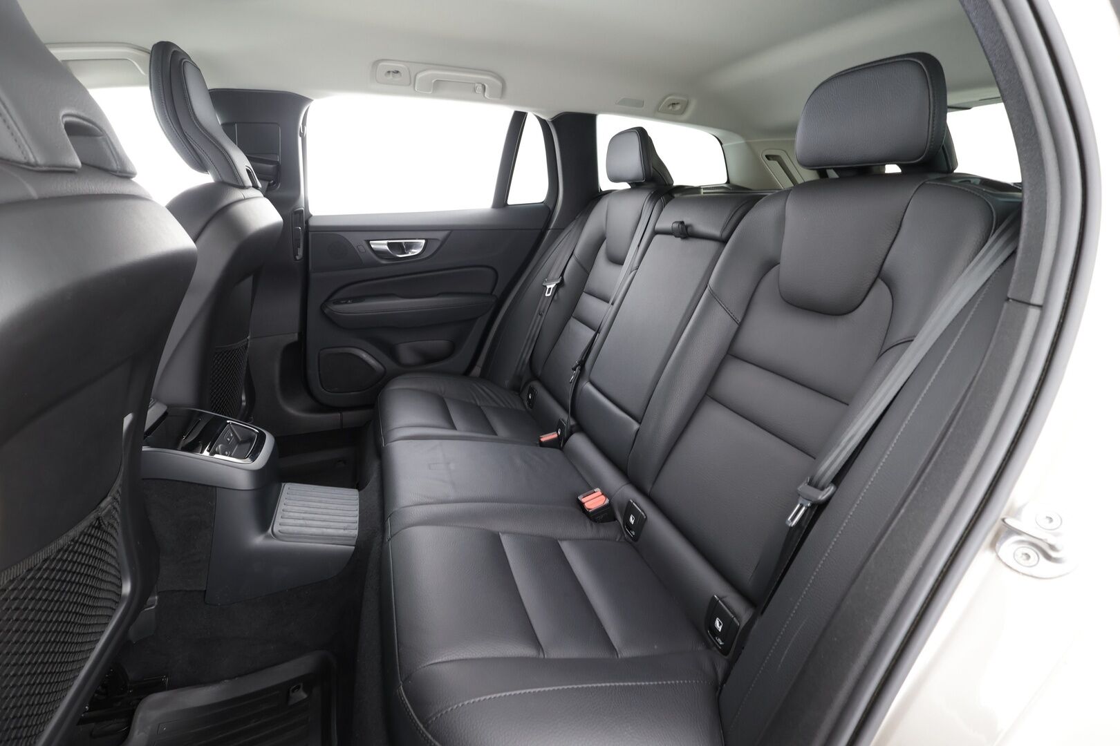 Volvo V60 2023 T6 AWD Long Range Plus Dark aut - | ACC | Koukku | Muistipenkit | Nahkasisusta | Full-LED | P.kamera | BLIS | Pilot Assist | Keyless | Lämm. ratti | 1-om suomiauto | Merkkihuollot |