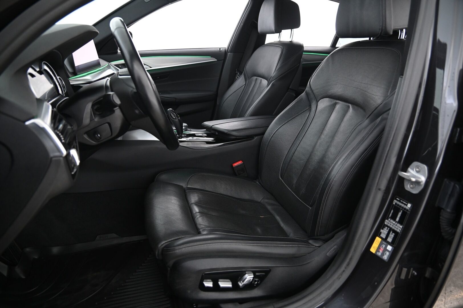 BMW 530 2019 G30 Sedan 530e A iPerformance*Ilmastoidut muistinahat / Shadowline / Proff.navi / Lämmitettävä ratti* - *Juuri tullut / 2x renkaat & vanteet* - HULLUT AVAJAISHULINAT KORKOTARJOUS 3,29 %